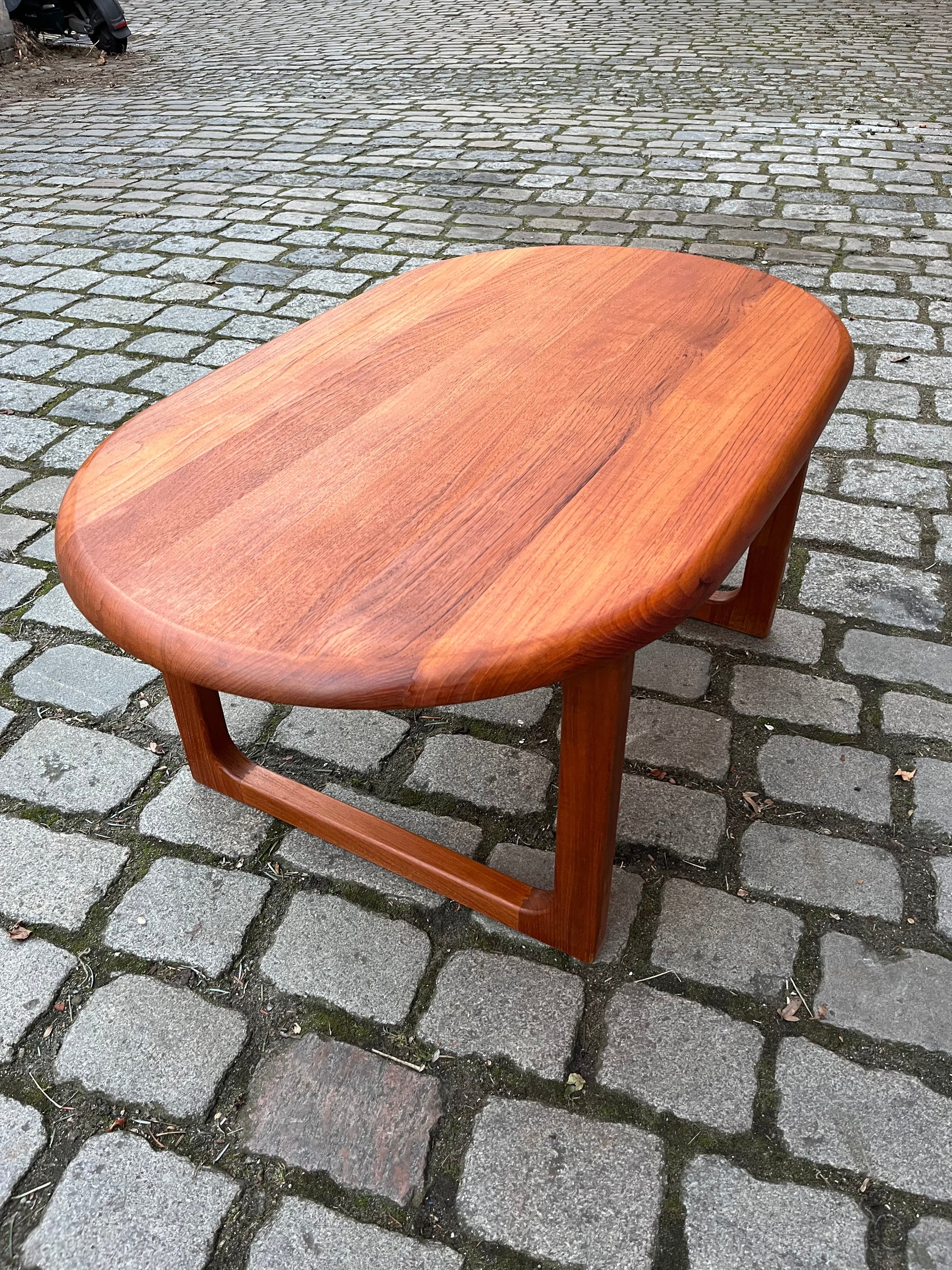 Vintage Couchtisch oval von Niels Bach für Niels Bach aus Teak