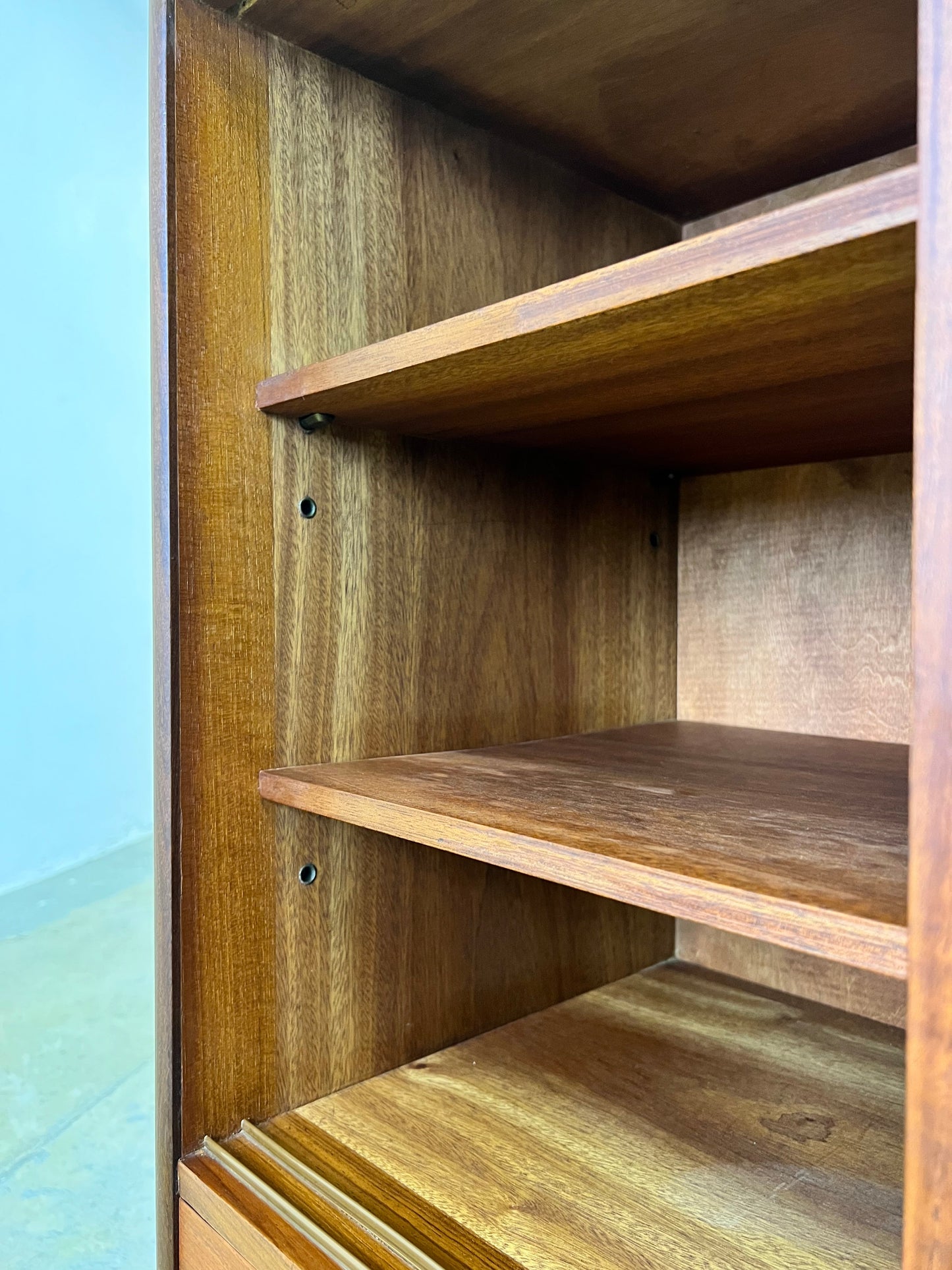 Vintage Schrank Teak aus Dänemark mit Schiebetüren und Schubladen, runde Griffmulden