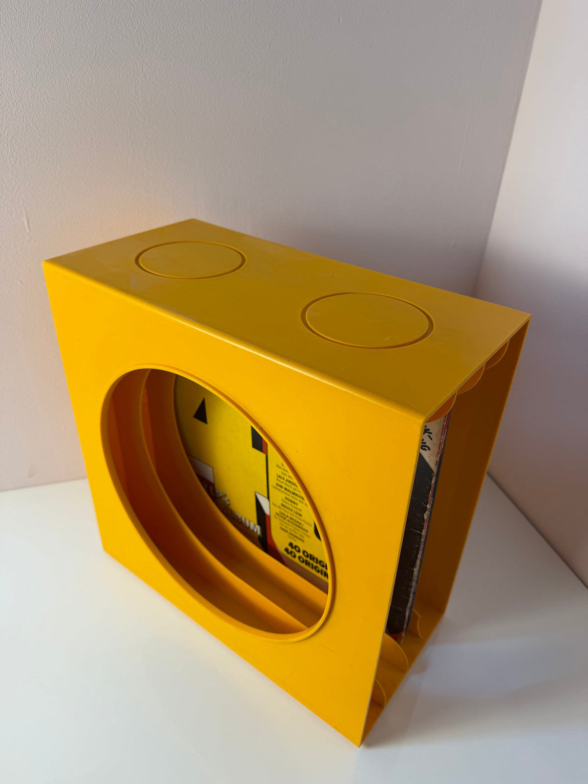 Vintage Schallplattenständer gelb von Schweizer Design