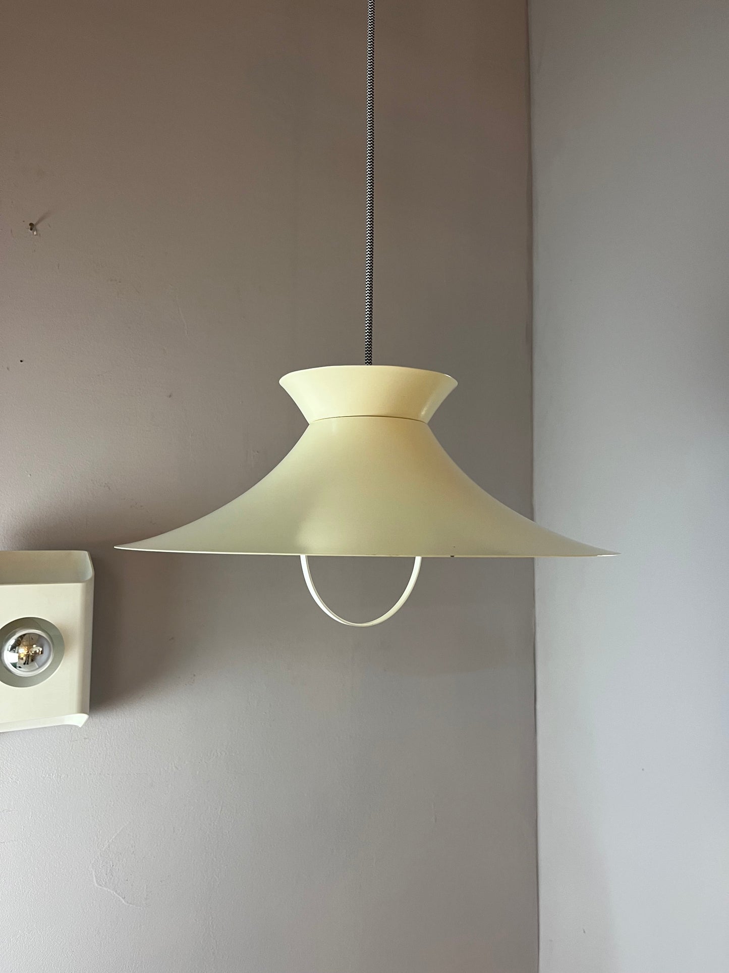 Vintage Hängelampe weiß aus Dänemark