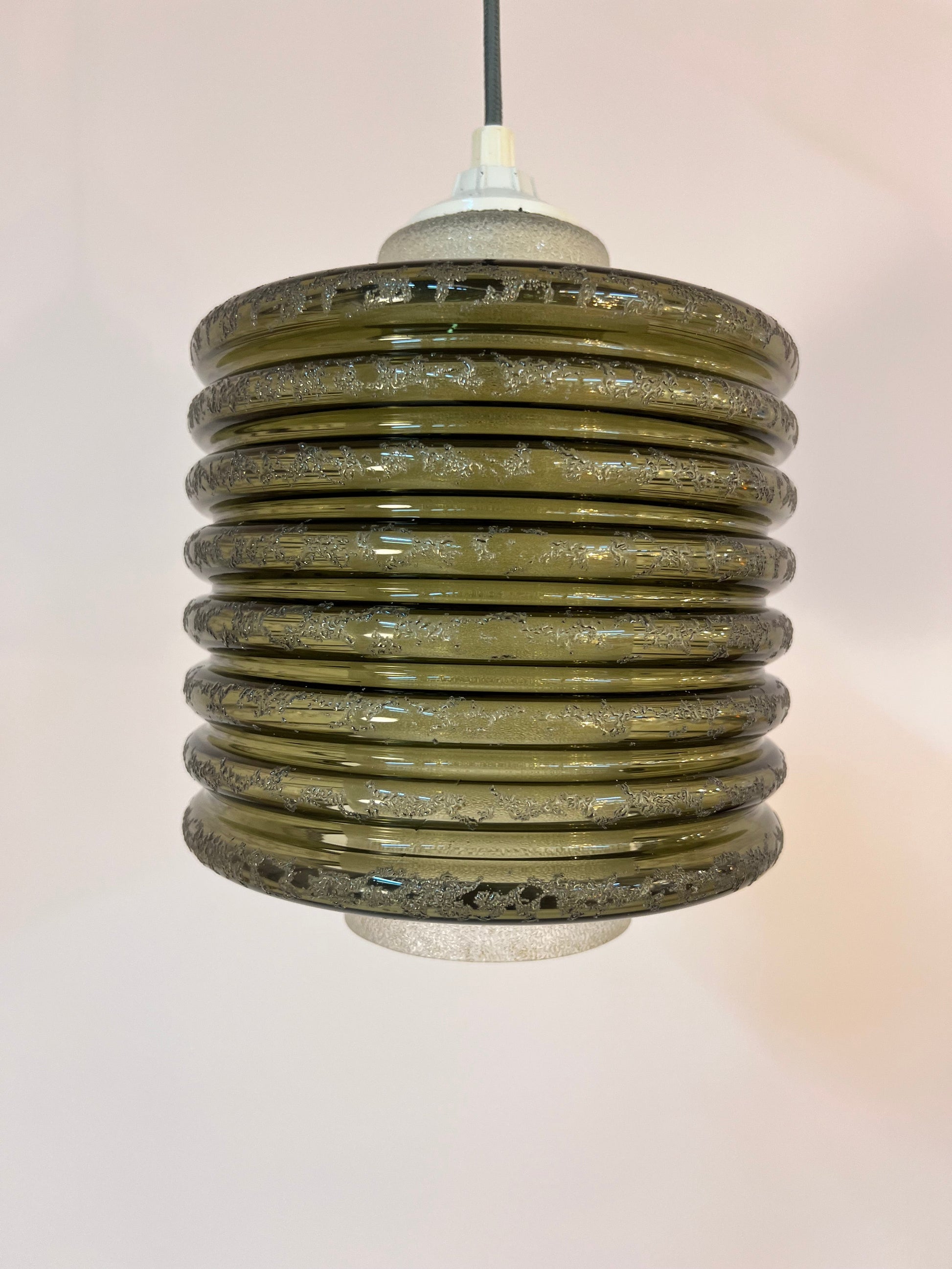 Vintage Hängelampe oliv weiß strukturiert mit zwei Glasschirmen