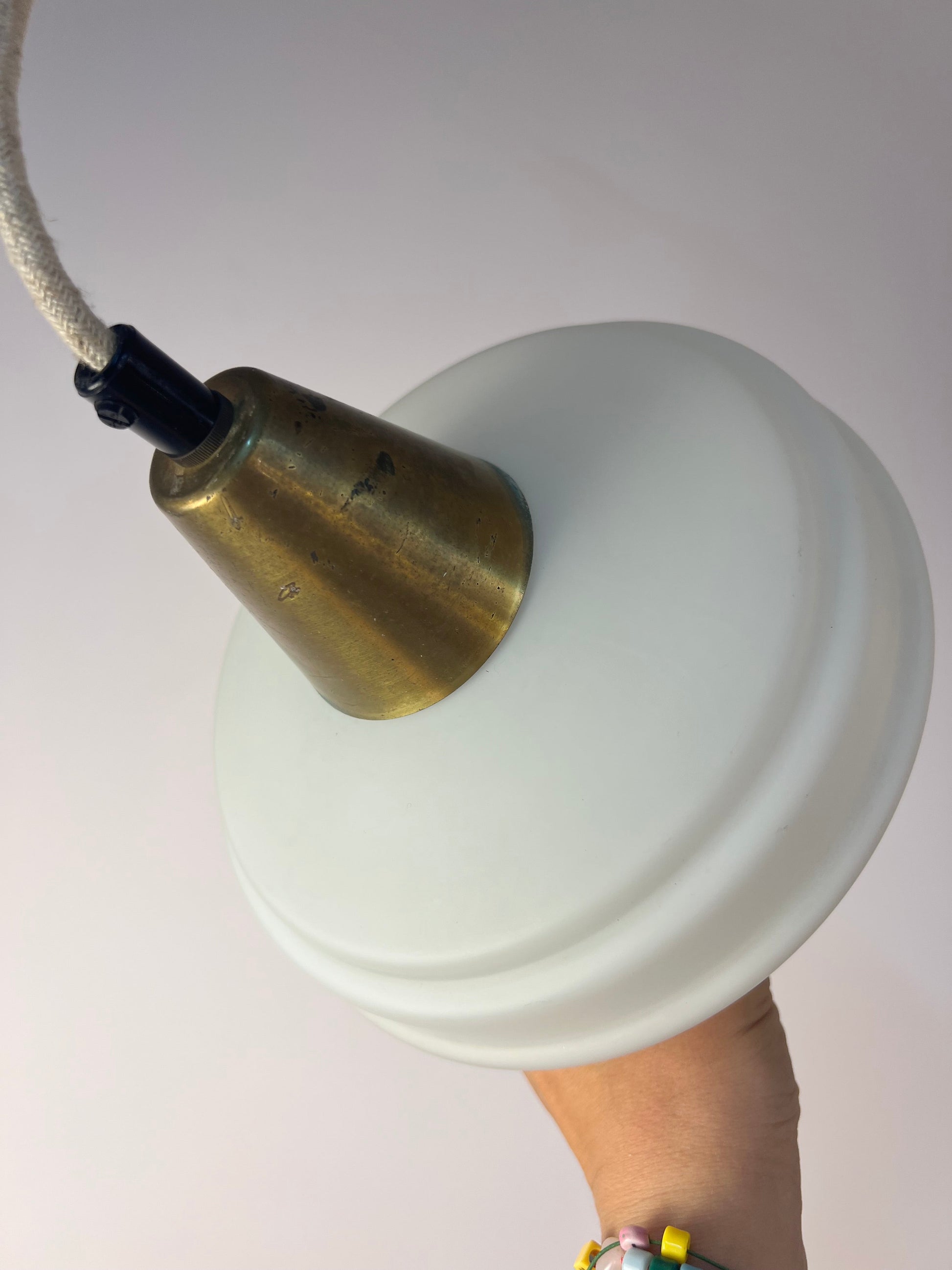 Vintage Hängelampe Opalglas und Messing aus Dänemark, 60er Jahre
