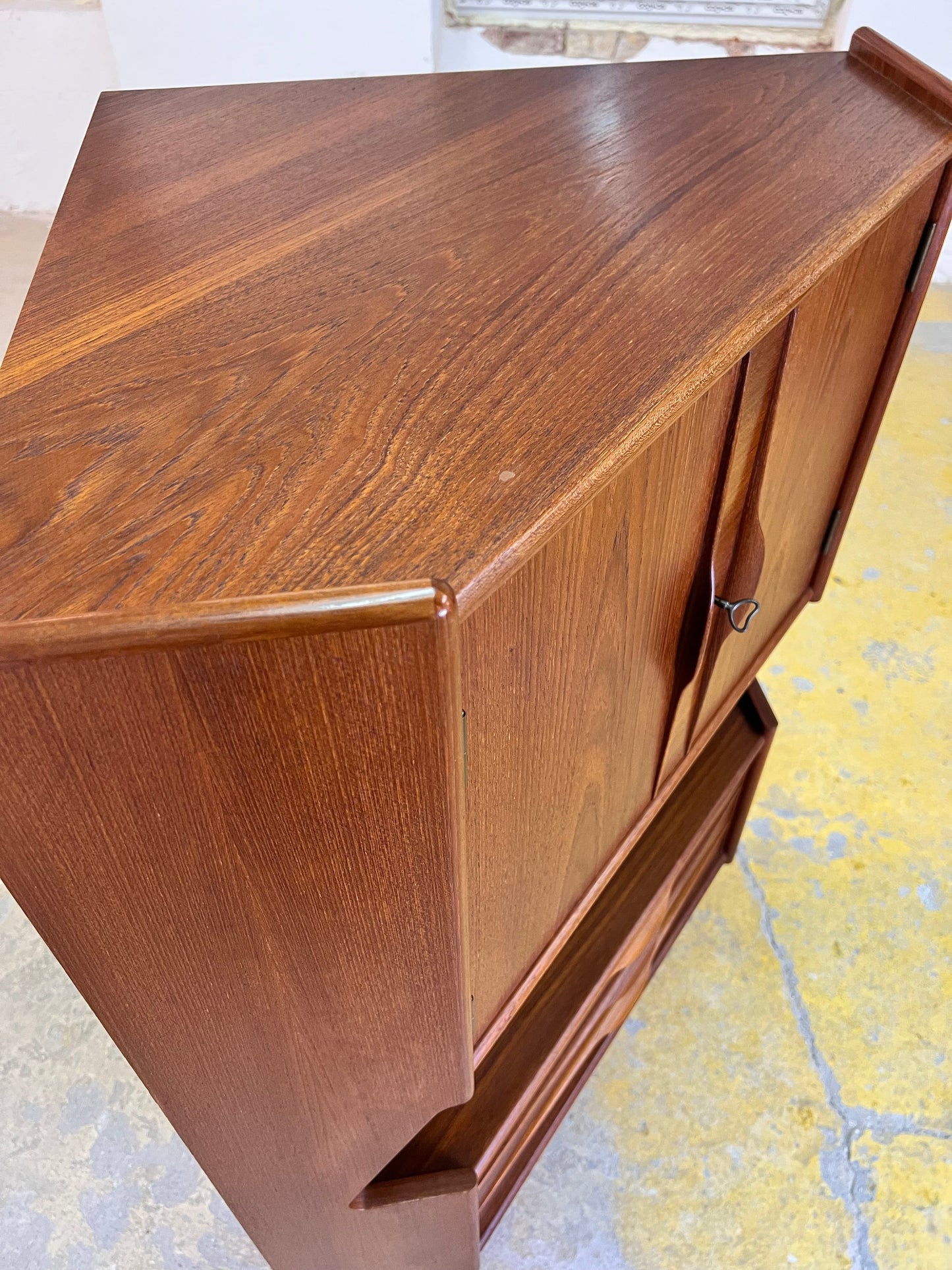 Vintage Eckschrank Teak mit Minibar aus Dänemark