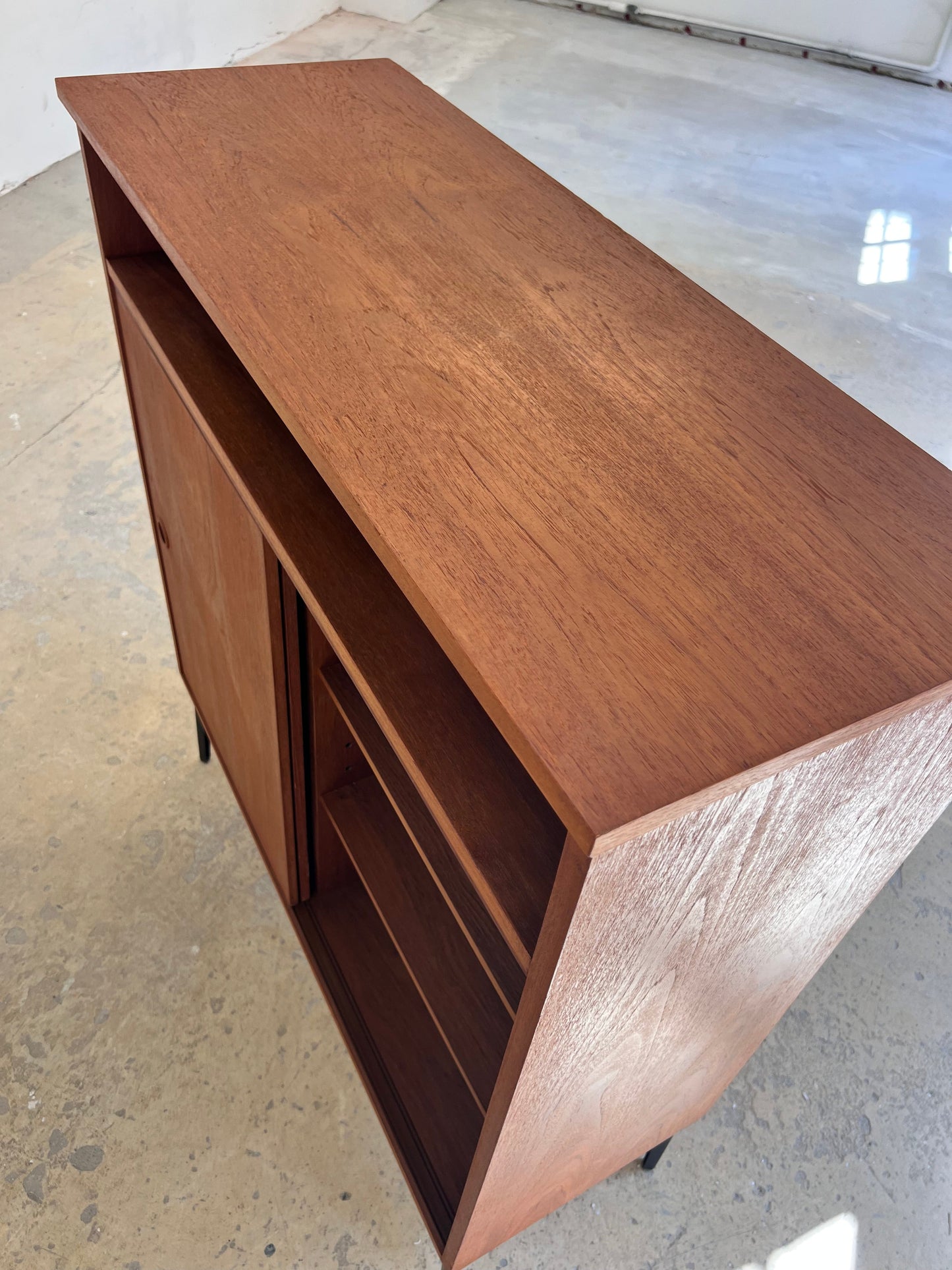 Vintage Schrank Teak mit Schiebetür aus Dänemark, schwarze Möbelfuß