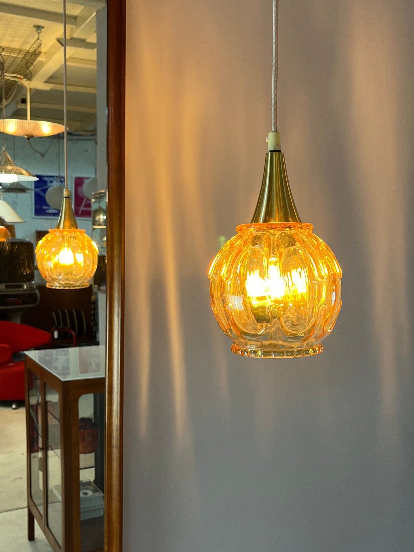 Lampe suspendue vintage en verre jaune doré avec laiton