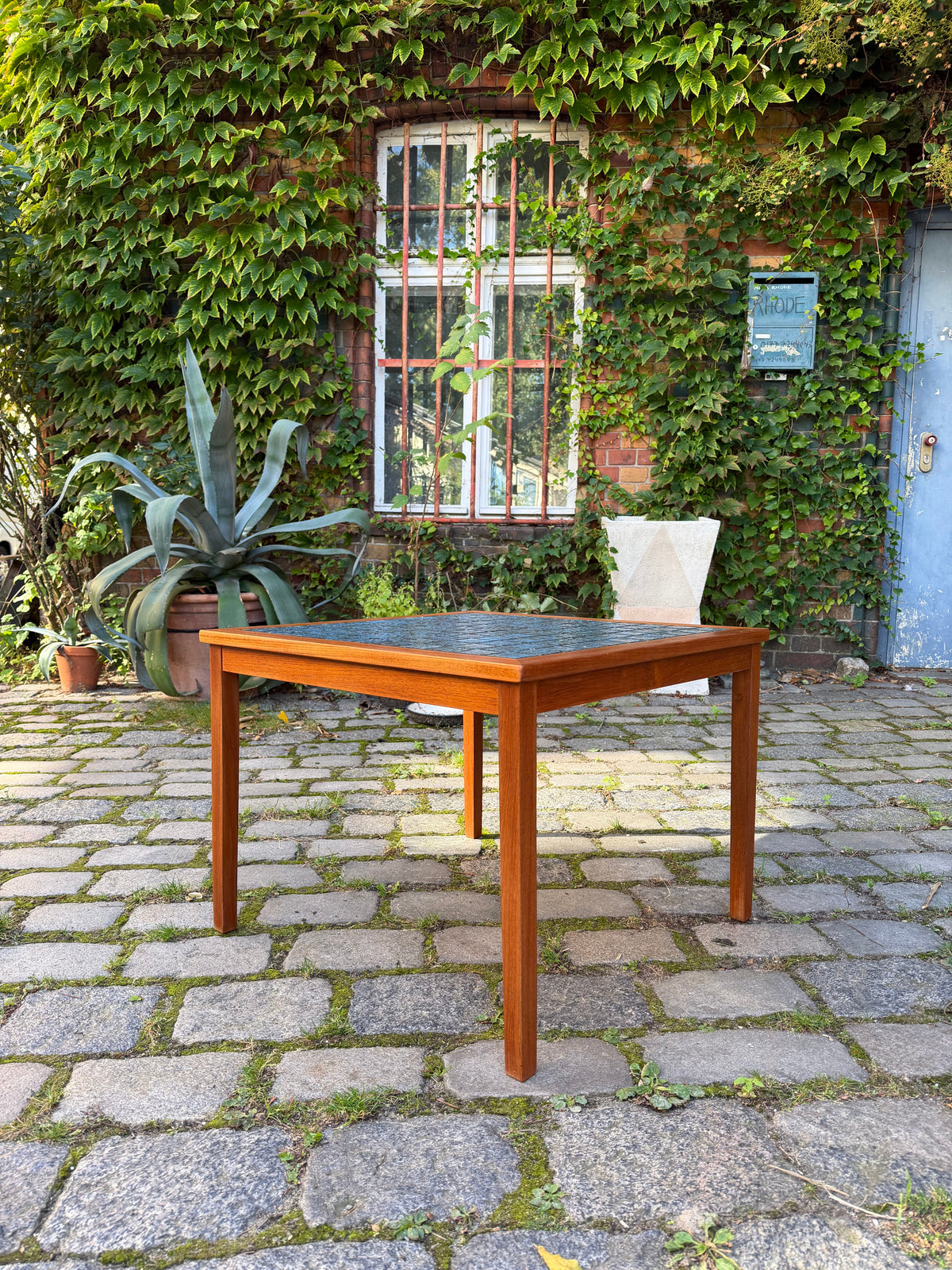 Quadratischer Beistelltisch Teak mit blauen Fliesen, Dänemark