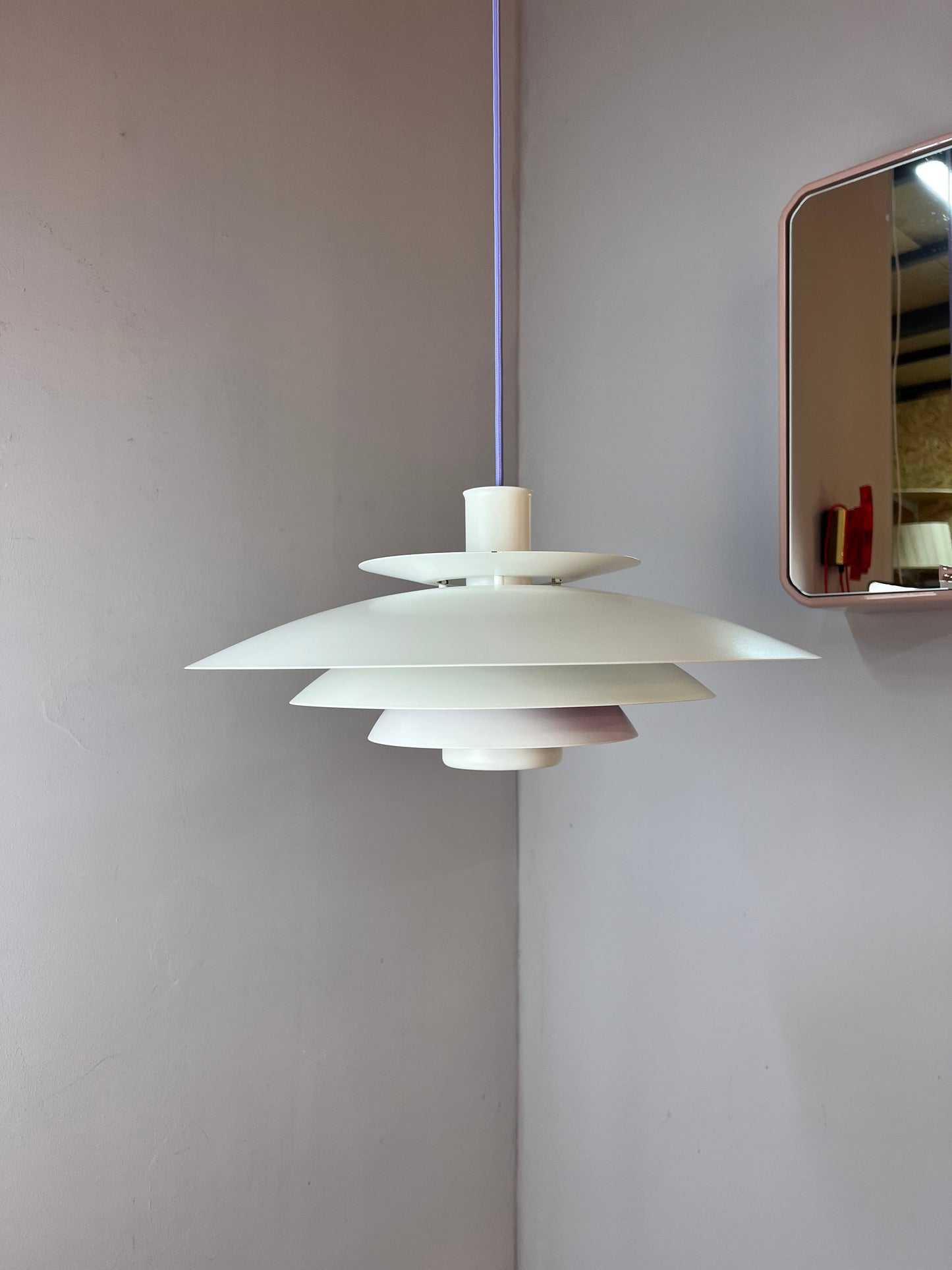 Vintage Lamellenlampe weiß lila von Formlight