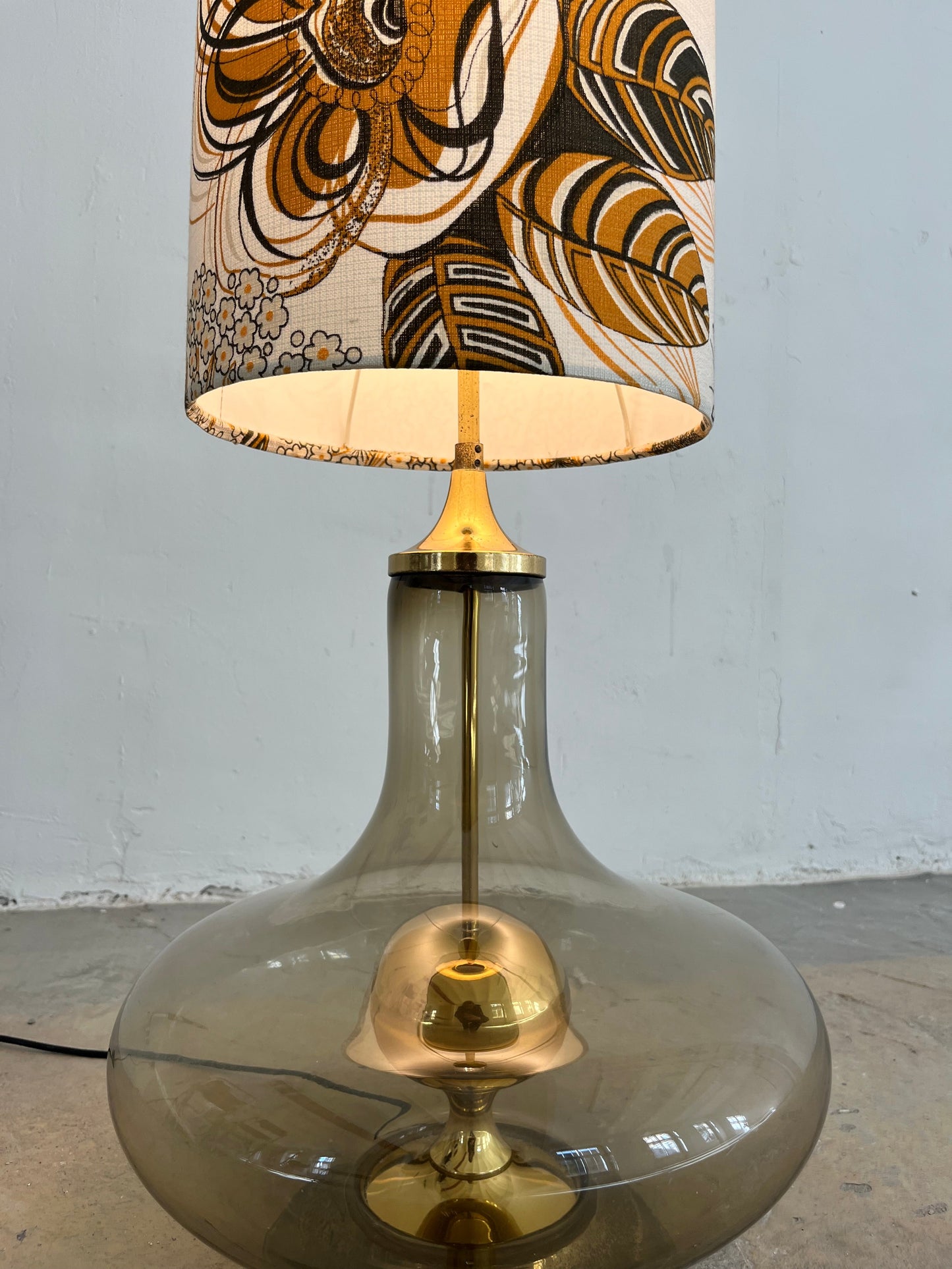 Vintage Stehlampe mit Rauchglasfuß und floralem Schirm