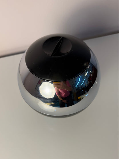 Eiskübel Kugelform Chrom und Schwarz von Quist
