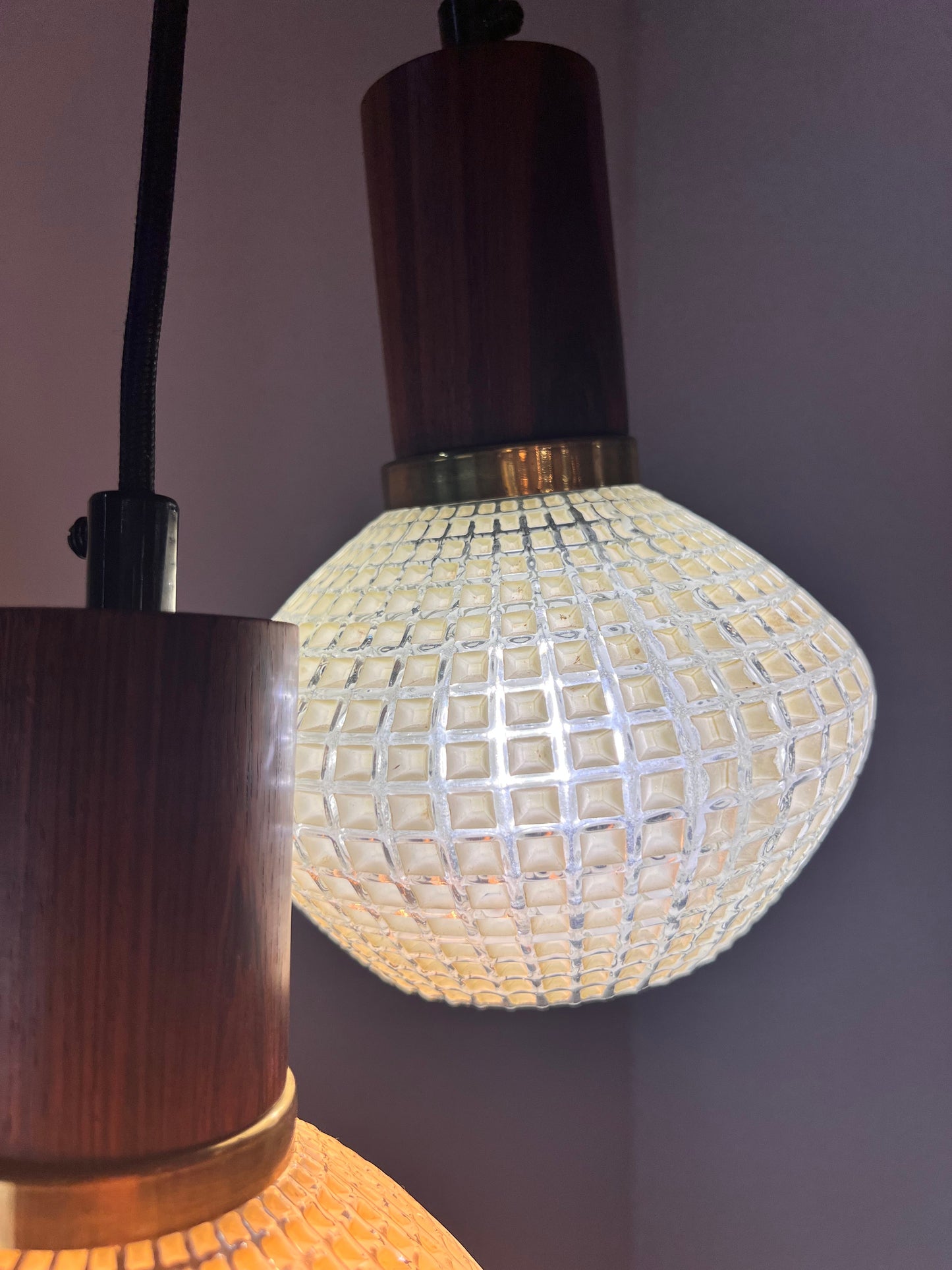 Lampe suspendue vintage en verre structuré et teck du Danemark