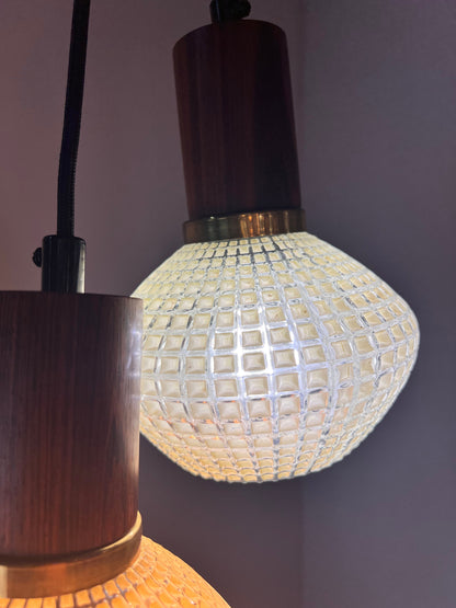 Lampe suspendue vintage en verre structuré et teck du Danemark