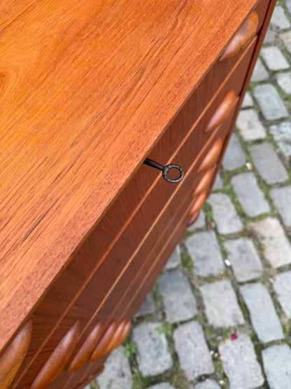 Vintage Kommode Teak mit Muschelgriffen und Schloss aus Dänemark