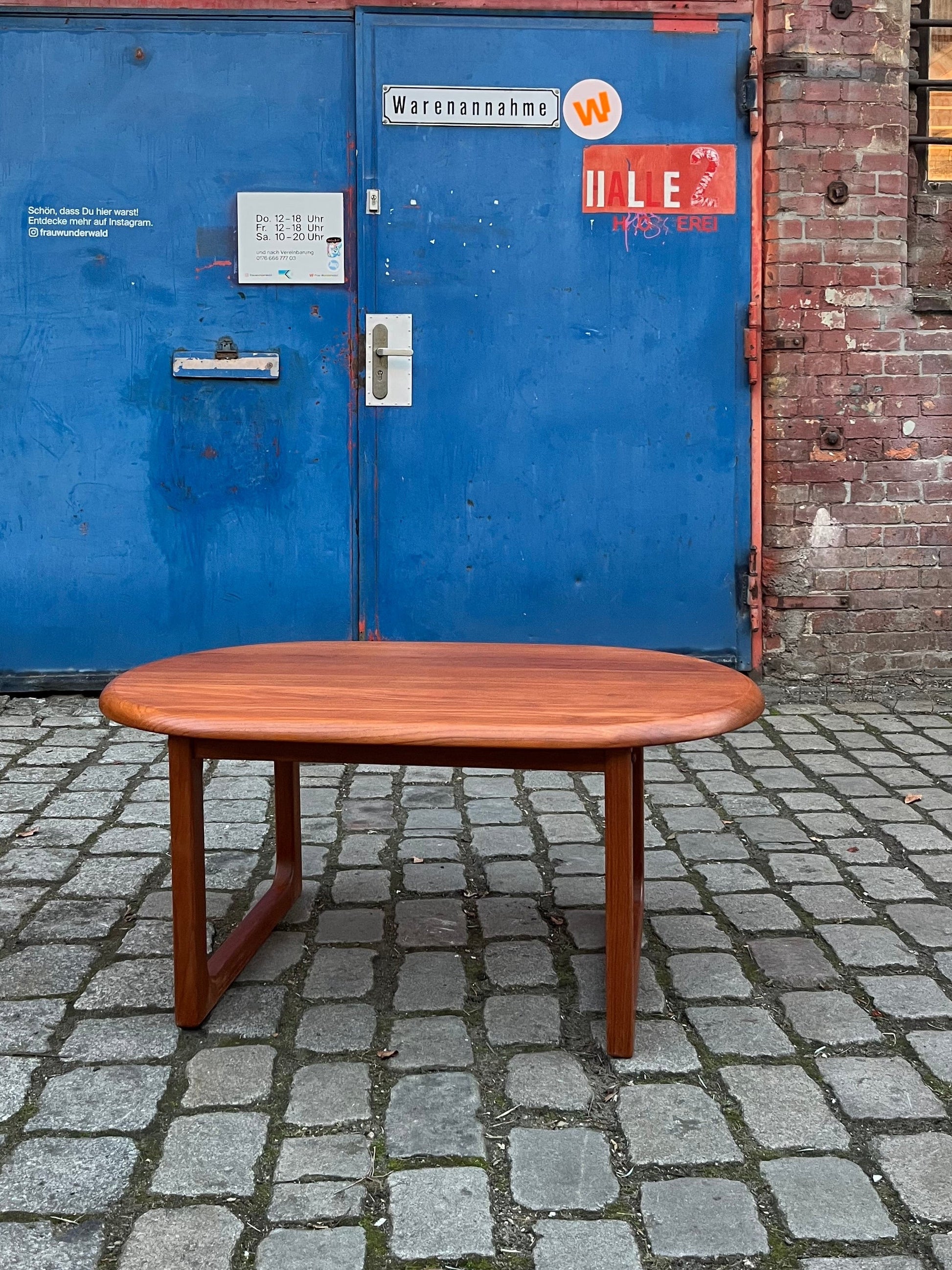 Vintage Couchtisch oval von Niels Bach für Niels Bach aus Teak