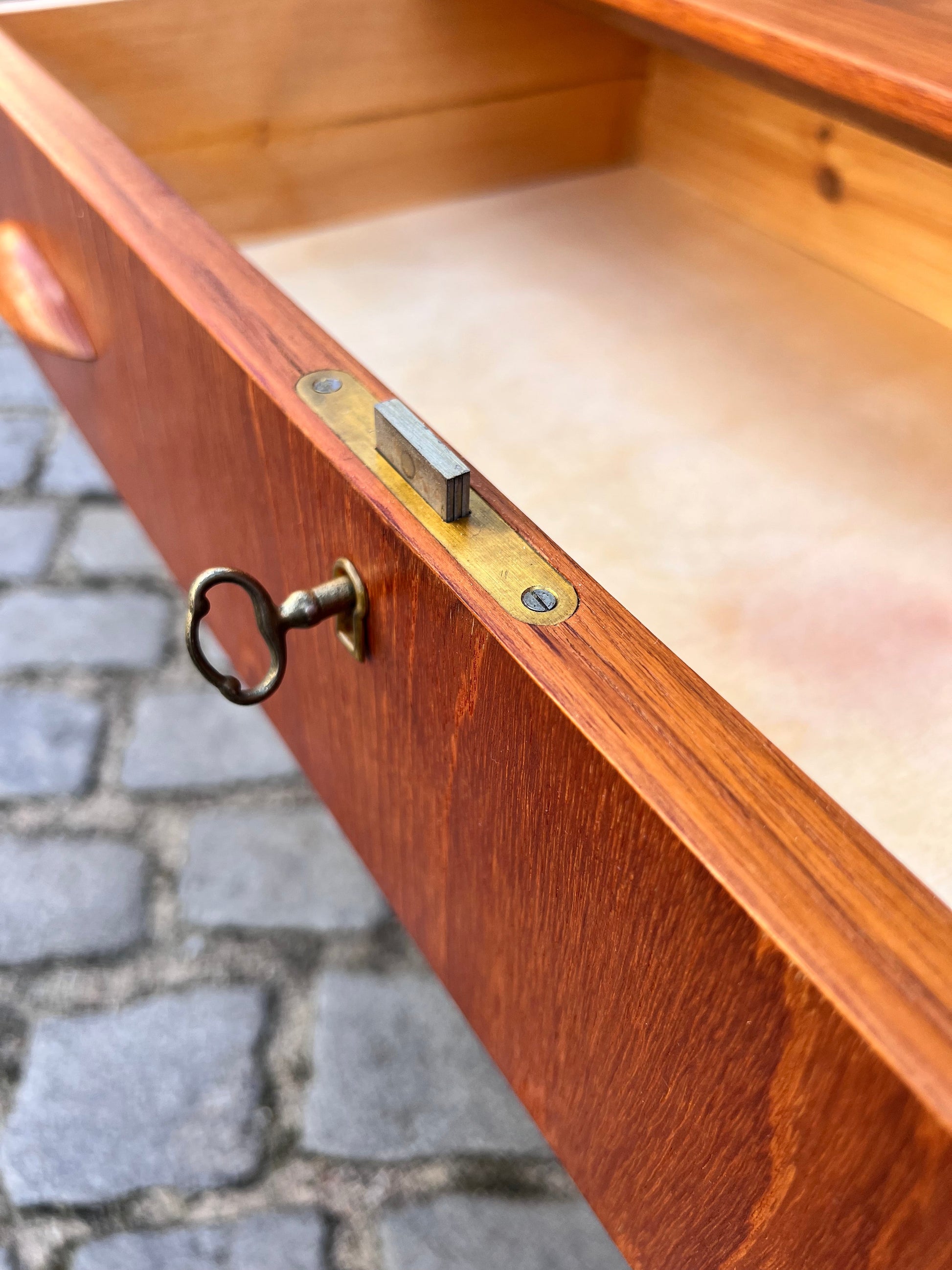 Vintage Kommode Muschelgriffe und Schloss Teak Dänemark