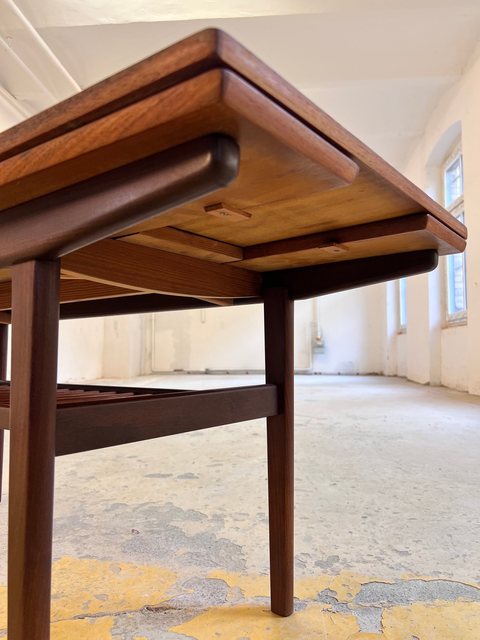 Vintage Couchtisch Teak mit Ablage, ausziehbar, dänisch