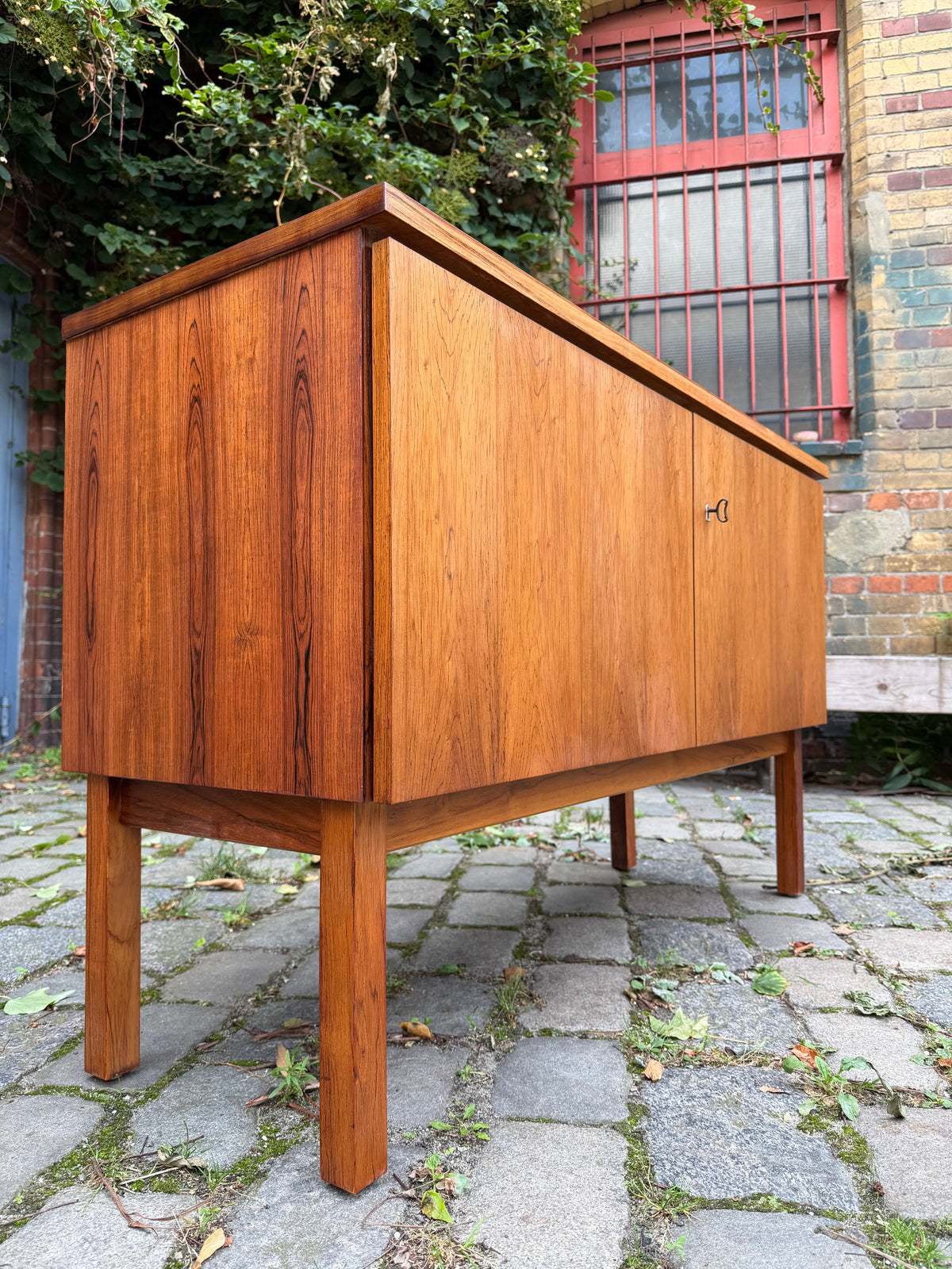 Vintage Sideboard mit Schloss aus Dänemark, Mid-Century