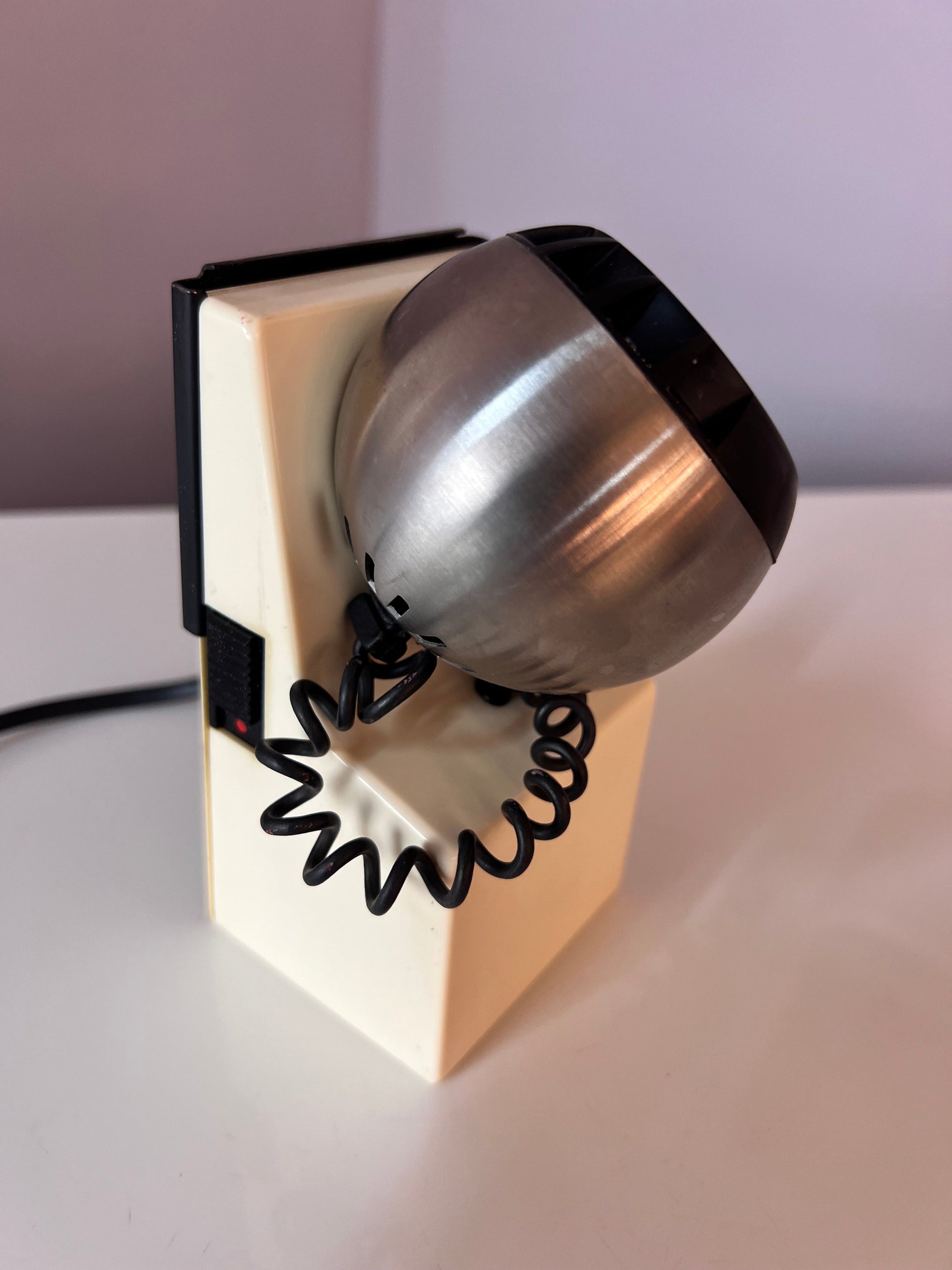 Tischlampe weiß silber mit Kugelkopf von Osram