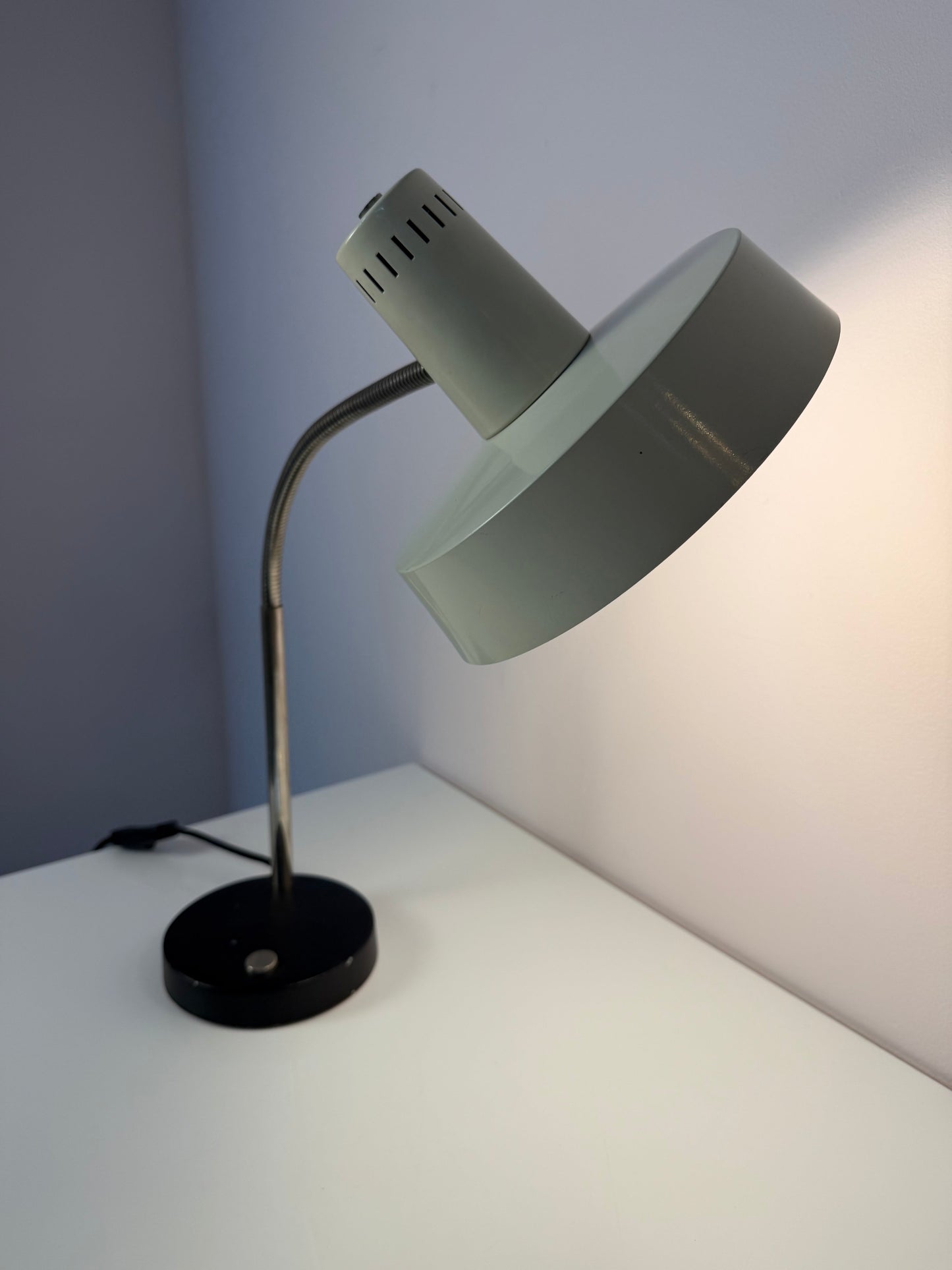 Vintage Schreibtischlampe altweiß mit beweglichem Arm, Deutschland 50er