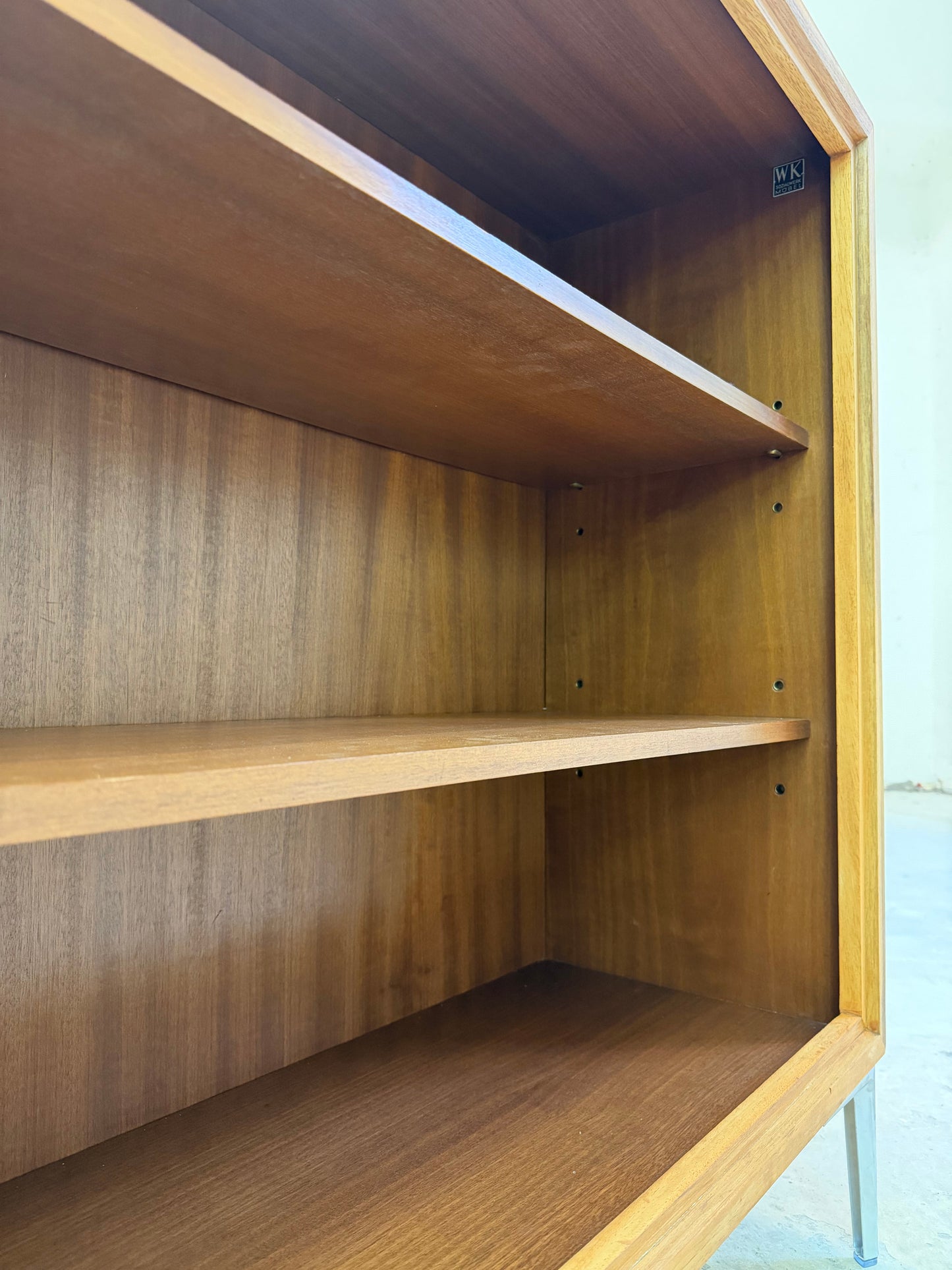 Vintage Bücherregal Nussbaum mit Chromfüßen von WK Möbel