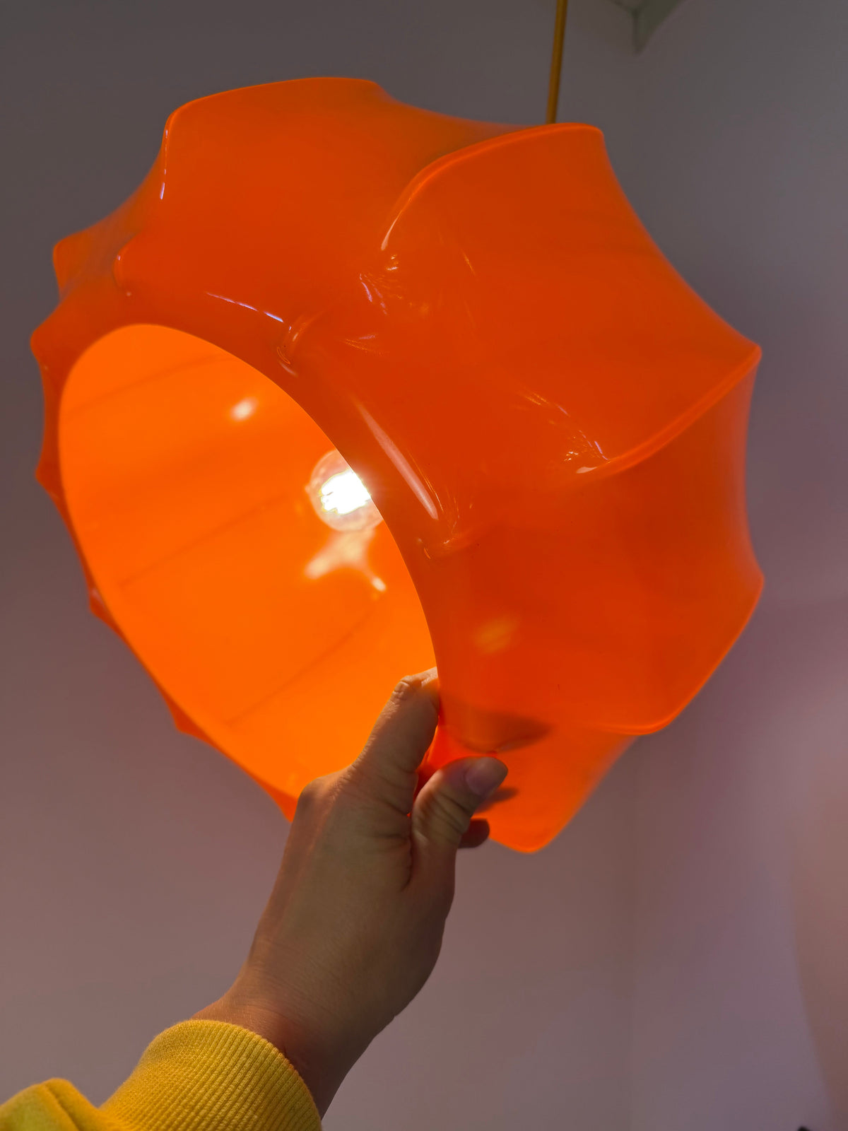Hängeleuchte Space Age von Ilka Plast, Orange mit gelbem Kabel
