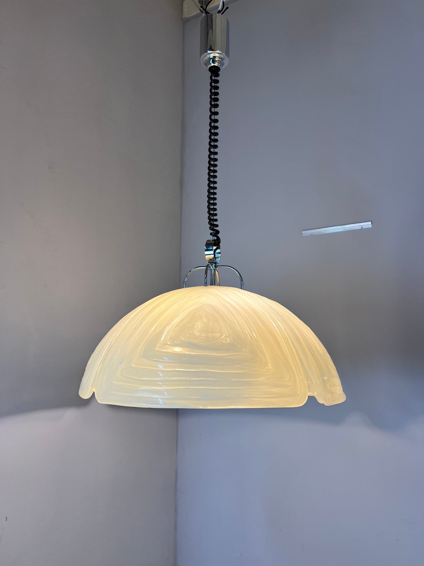 Vintage Hängelampe weiß Glas von Cristallux handgearbeitet