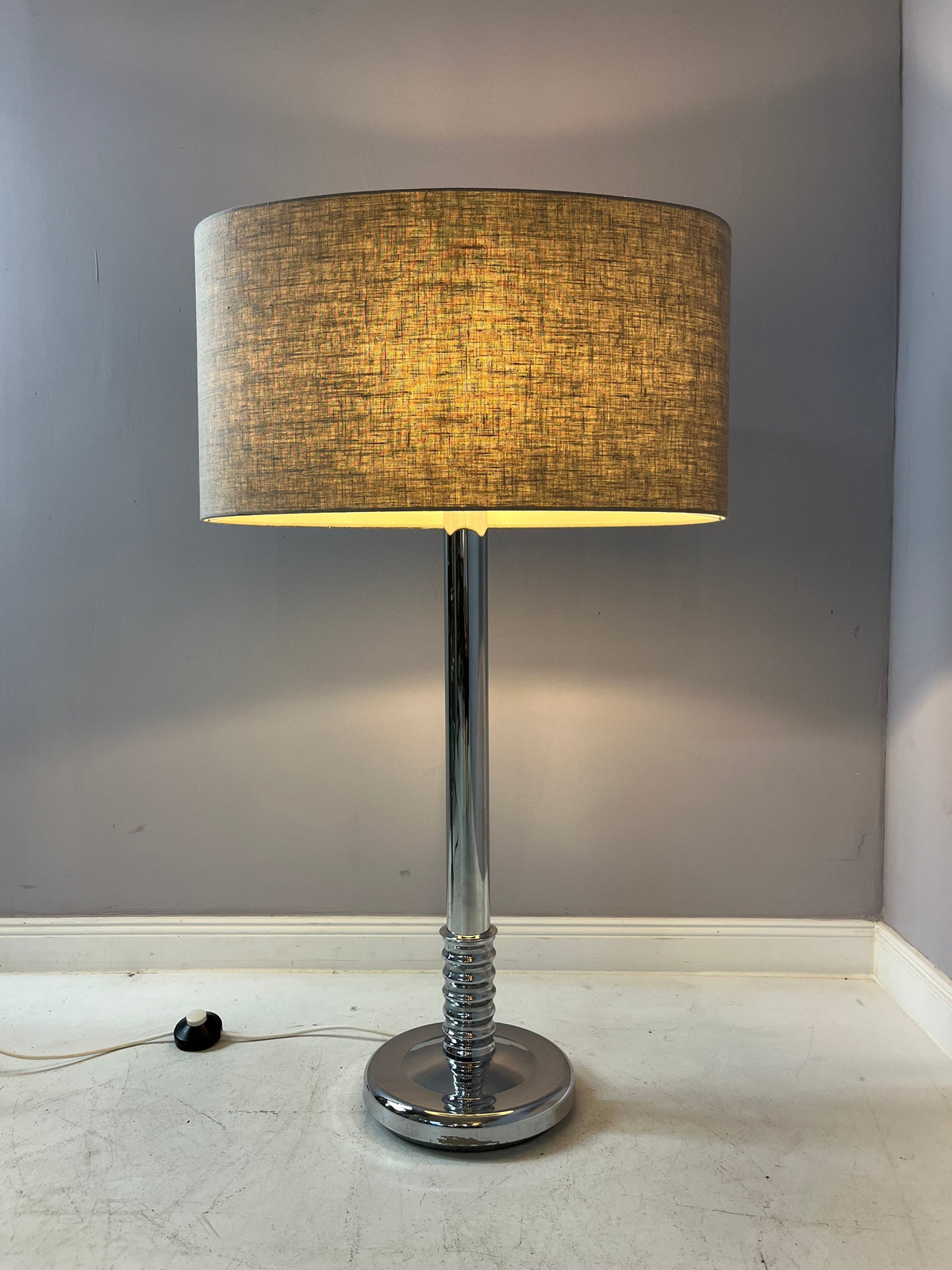 Stehlampe Chrom mit grauem Schirm