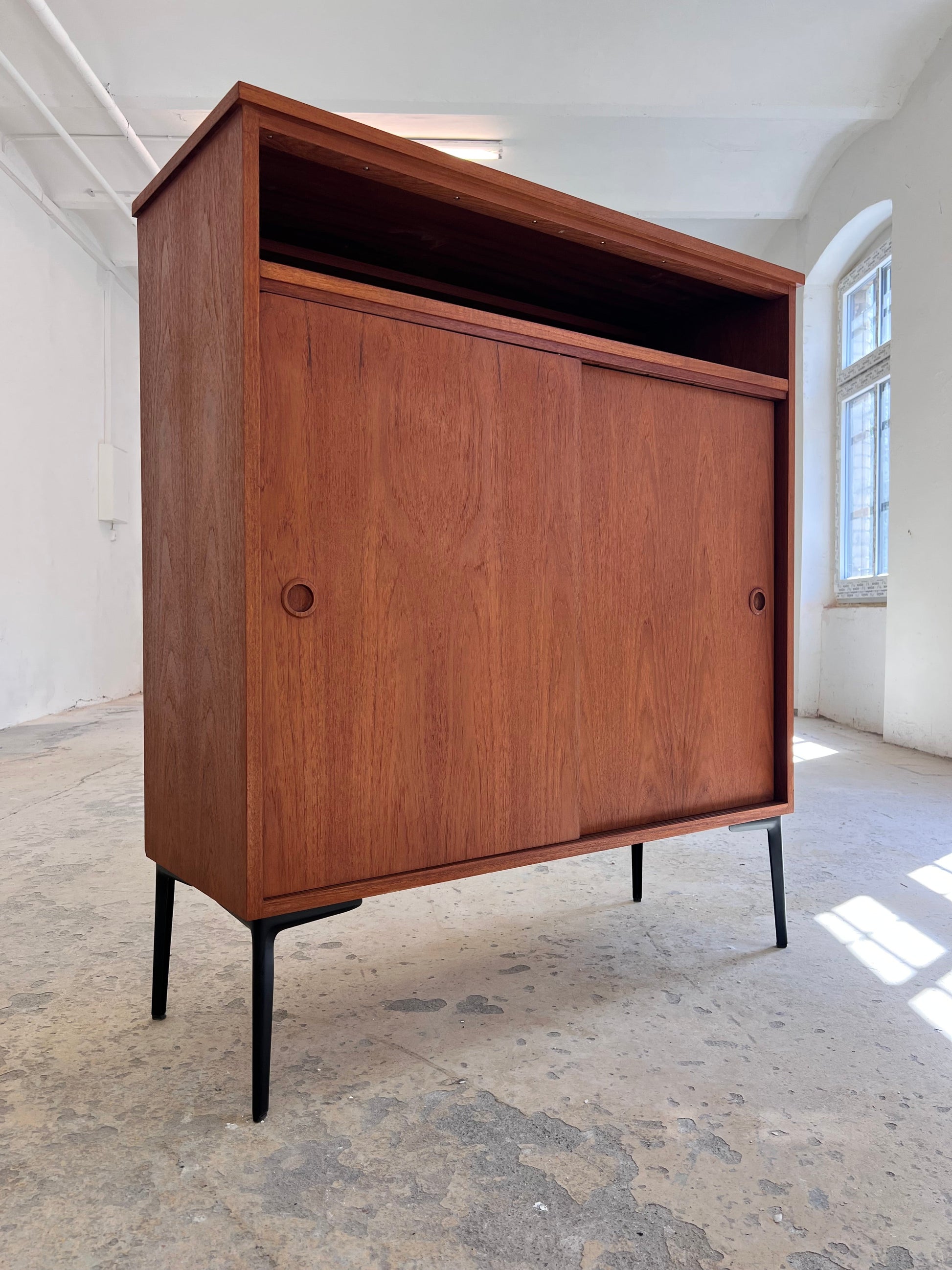 Vintage Schrank Teak mit Schiebetür aus Dänemark, schwarze Möbelfuß