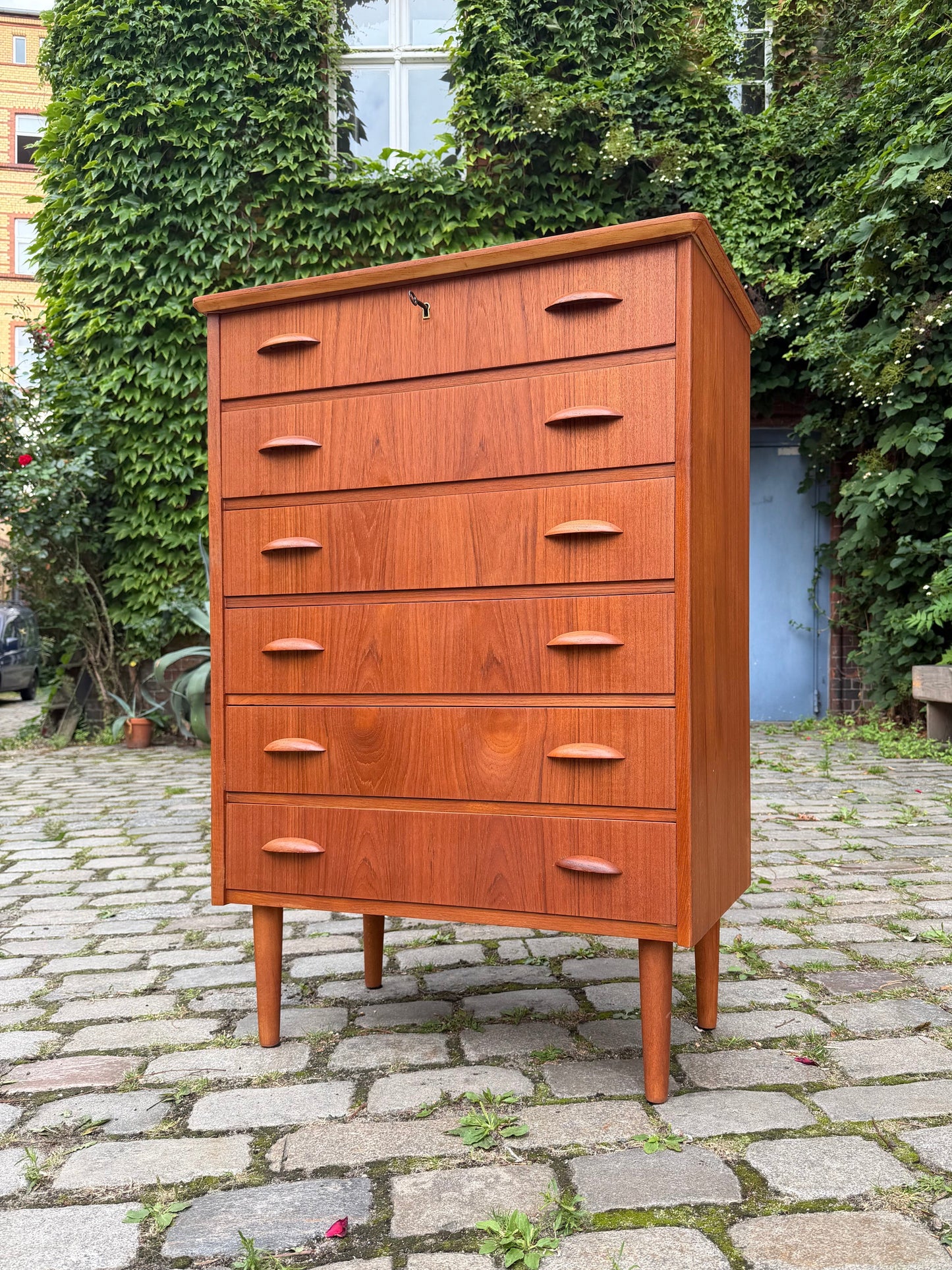 Vintage Kommode Teak mit Muschelgriffen und Schloss aus Dänemark