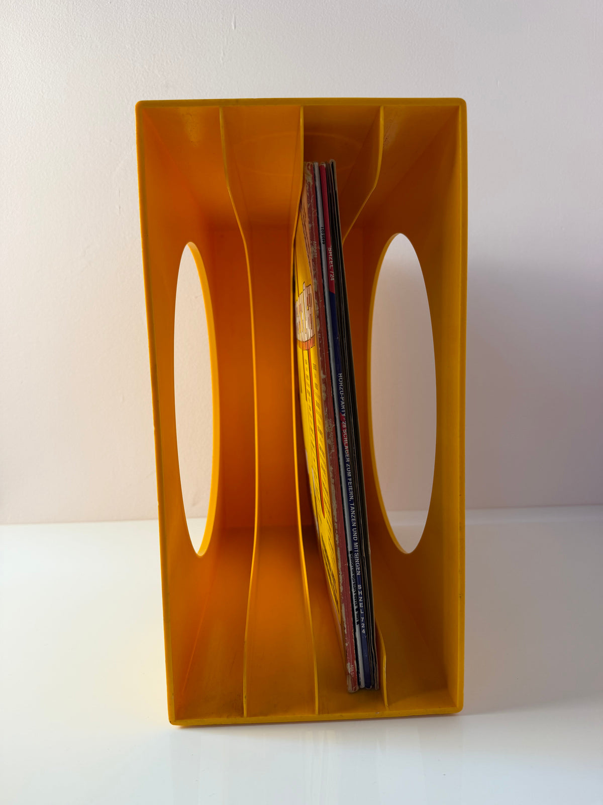 Vintage Schallplattenständer gelb von Schweizer Design