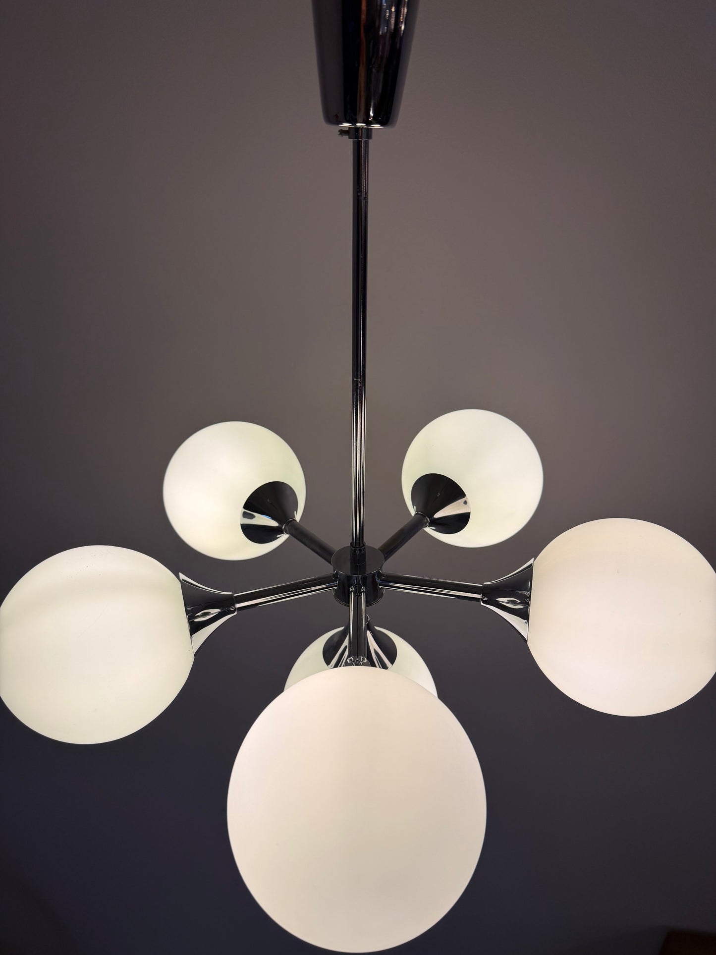 Vintage Sputnik Kronleuchter Chrom und Opalglas, 70er Jahre