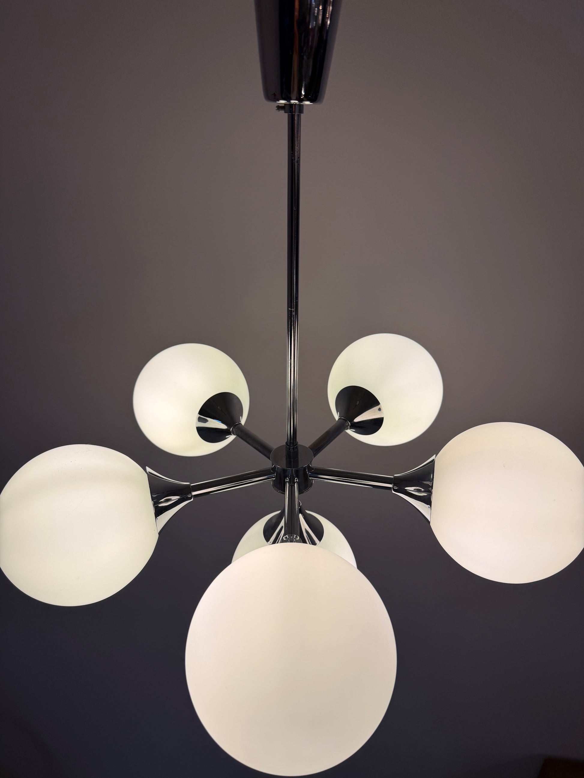 Vintage Sputnik Kronleuchter Chrom und Opalglas, 70er Jahre