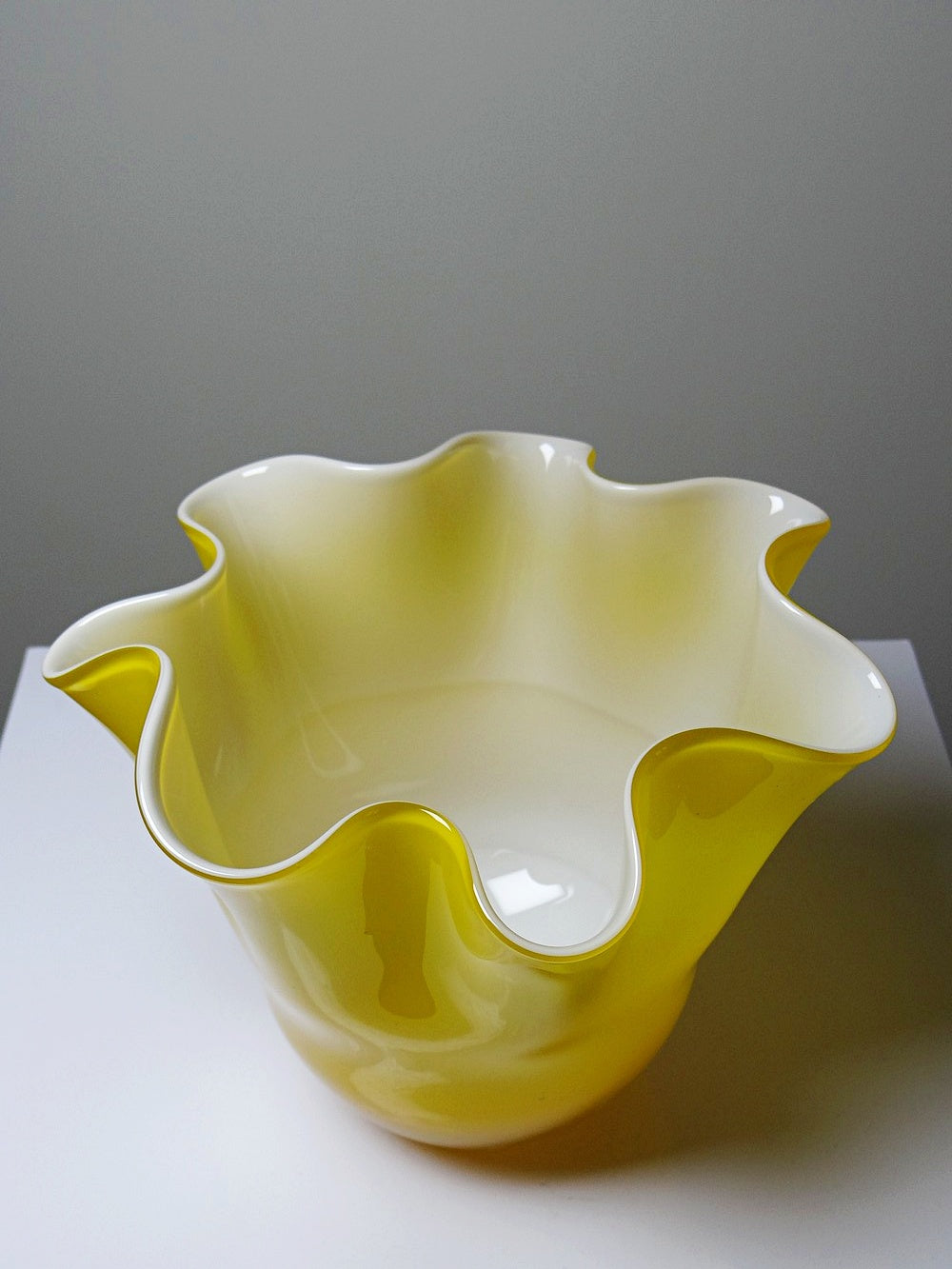 Vintage Vase Fazzoletto Murano gelb opalin, im Stil von Fulvio Bianconi