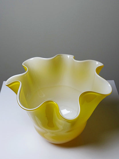 Vintage Vase Fazzoletto Murano gelb opalin, im Stil von Fulvio Bianconi