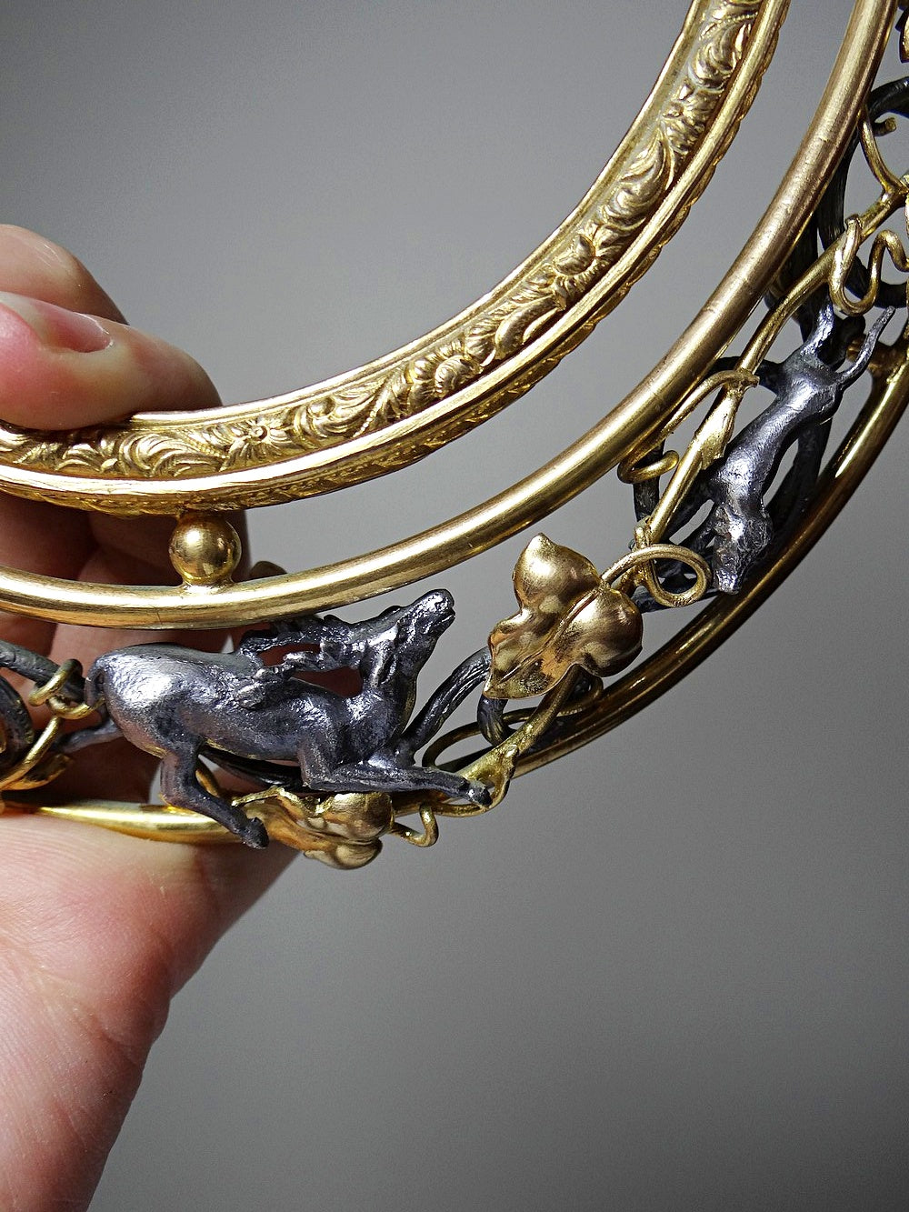 Vintage Wandrahmen Art Nouveau mit Jagdszene Gold Silber dunkelblau Dekor Metall Messing Zinn