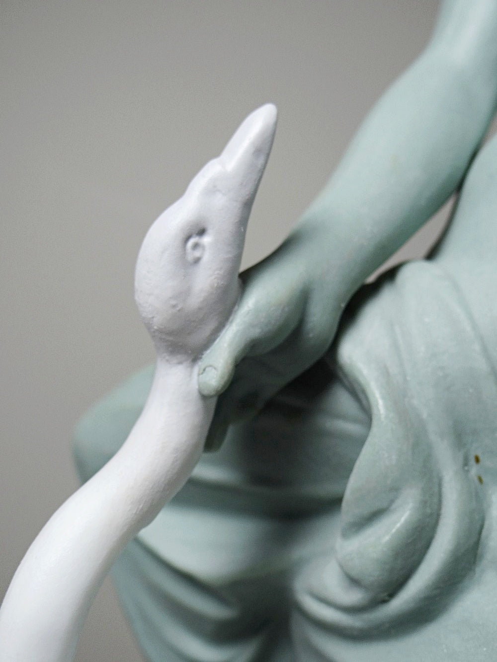 Vintage Porzellanfigur Léda et le Cygne von Letu und Mauger für GrauKunst celadon und weiß