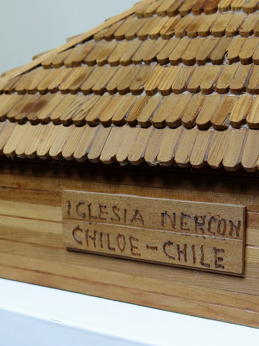 Vintage Kirchenmodell Iglesia Nercon Chiloe Chile Holz, Papier, Glas, grün, braun