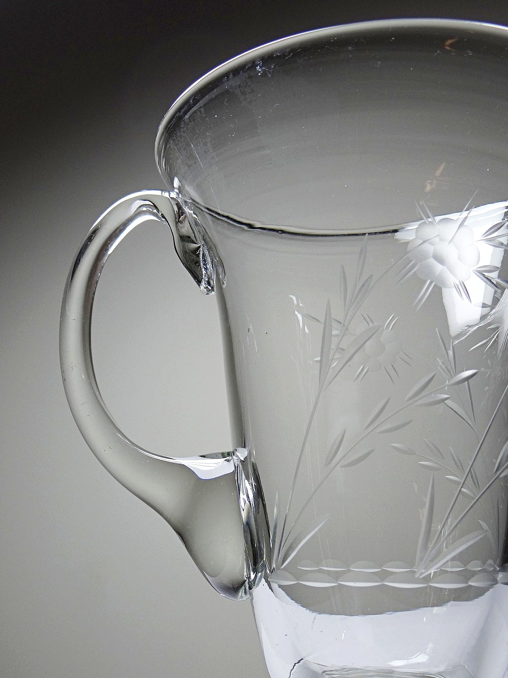 Vintage Glaskrug mit Blumendekor, Böhmen, rad-graviert