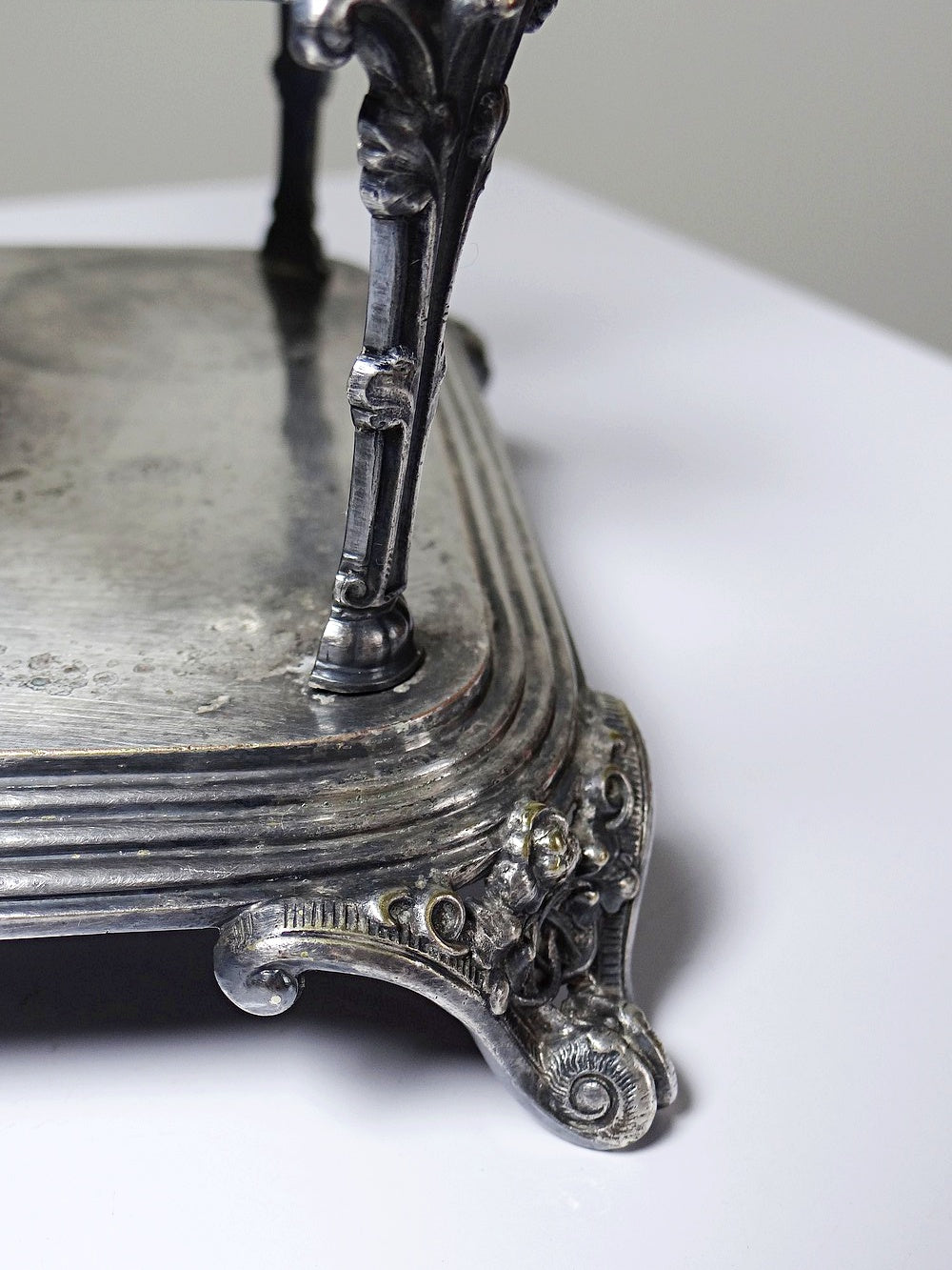 Vintage Metall Präsentoir von Thouret für Thouret Silber