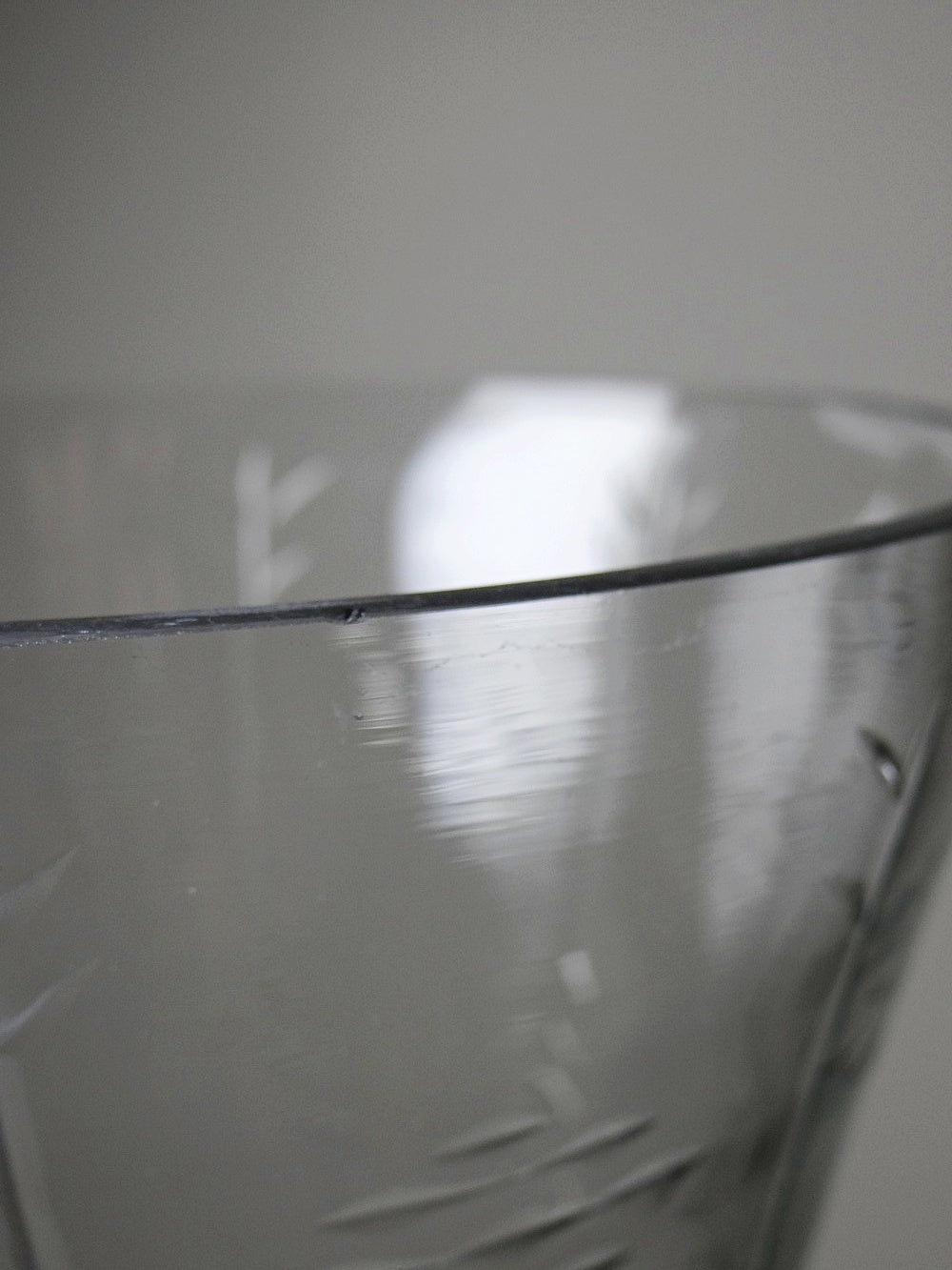 Vintage Vase graviertes mundgeblasenes Glas durchsichtig, sehr groß, antiker Stil