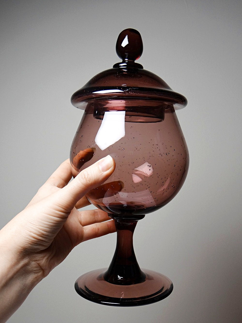Vintage Bonbonniere im Biot-Stil in Pflaumenviolett Glas mit Blasen