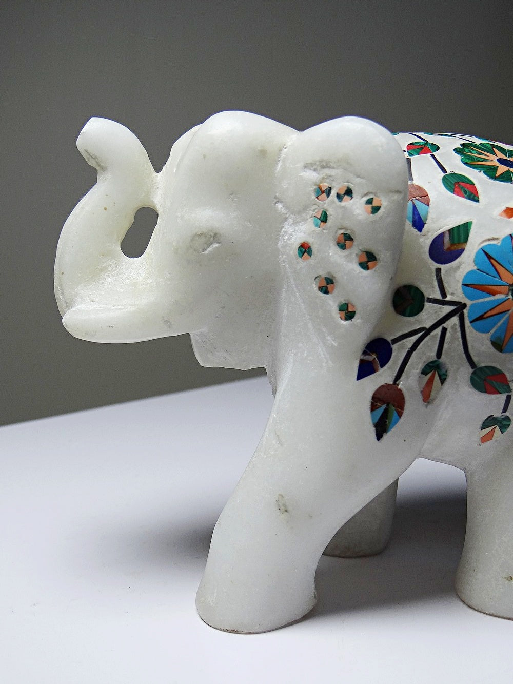 Vintage Deko Elefant aus Alabaster mit Steineinlagen, indisches Kunsthandwerk, Weiß