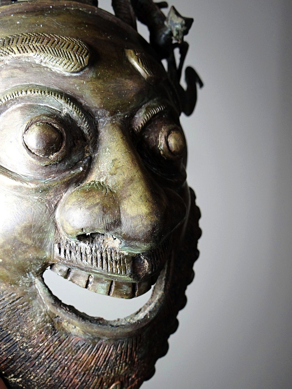 Vintage Bronzemaske Bamoun Kamerun braun Dekoration
