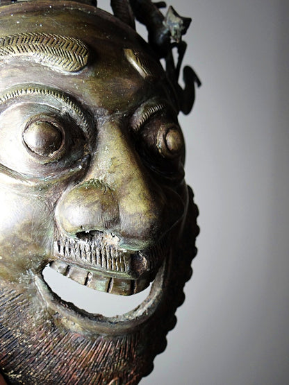 Vintage Bronzemaske Bamoun Kamerun braun Dekoration