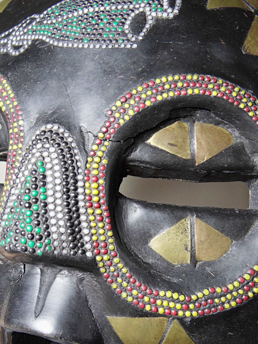 Vintage Maske Lune Africain Luba Baluba aus Kongo Holz mit Glasperlen und Messingdekor