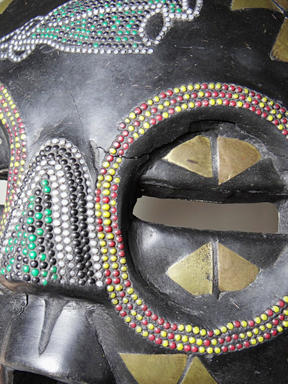 Vintage Maske Lune Africain Luba Baluba aus Kongo Holz mit Glasperlen und Messingdekor