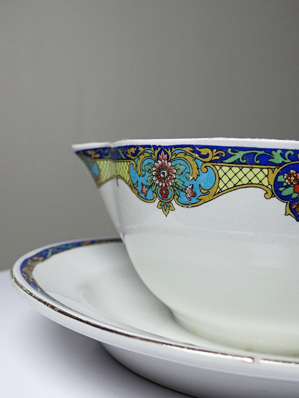 Vintage Sauciere Lunéville Opaque von Lunéville für France polychromes Dekor