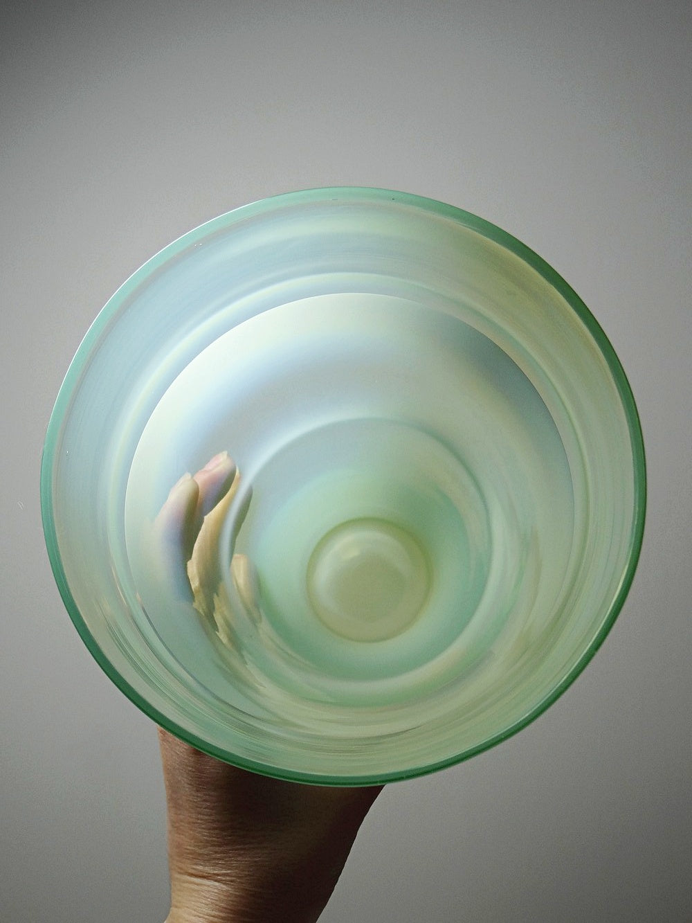 Vintage Vase im Kosta Boda Stil, opalinblaues Glas, handgeblasen