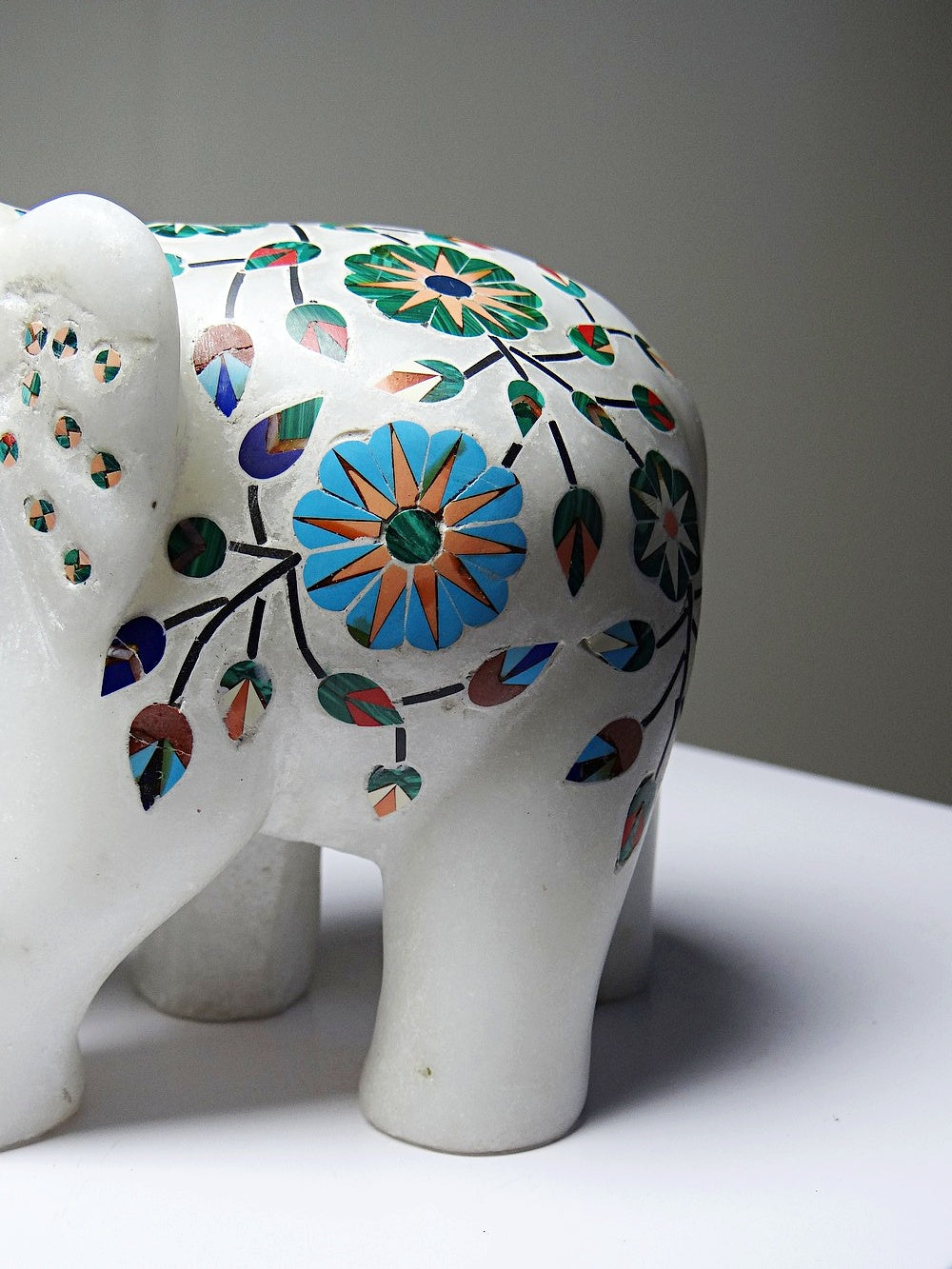 Vintage Deko Elefant aus Alabaster mit Steineinlagen, indisches Kunsthandwerk, Weiß