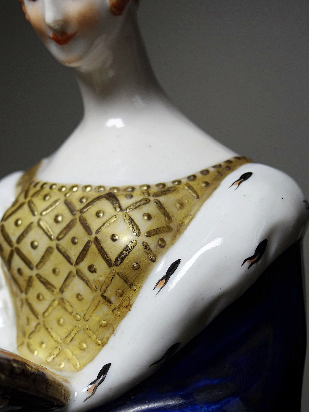 Vintage Porzellanfigurine Liseuse von J. Vesques blau Hermelin