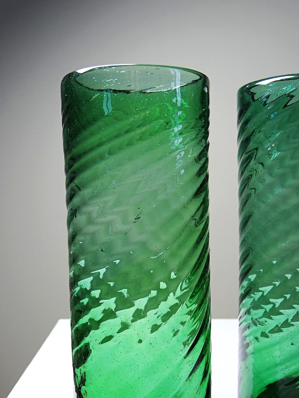 Vintage Glas Set von 2 grün gedrehtes mexikanisches mundgeblasenes Glas, groß
